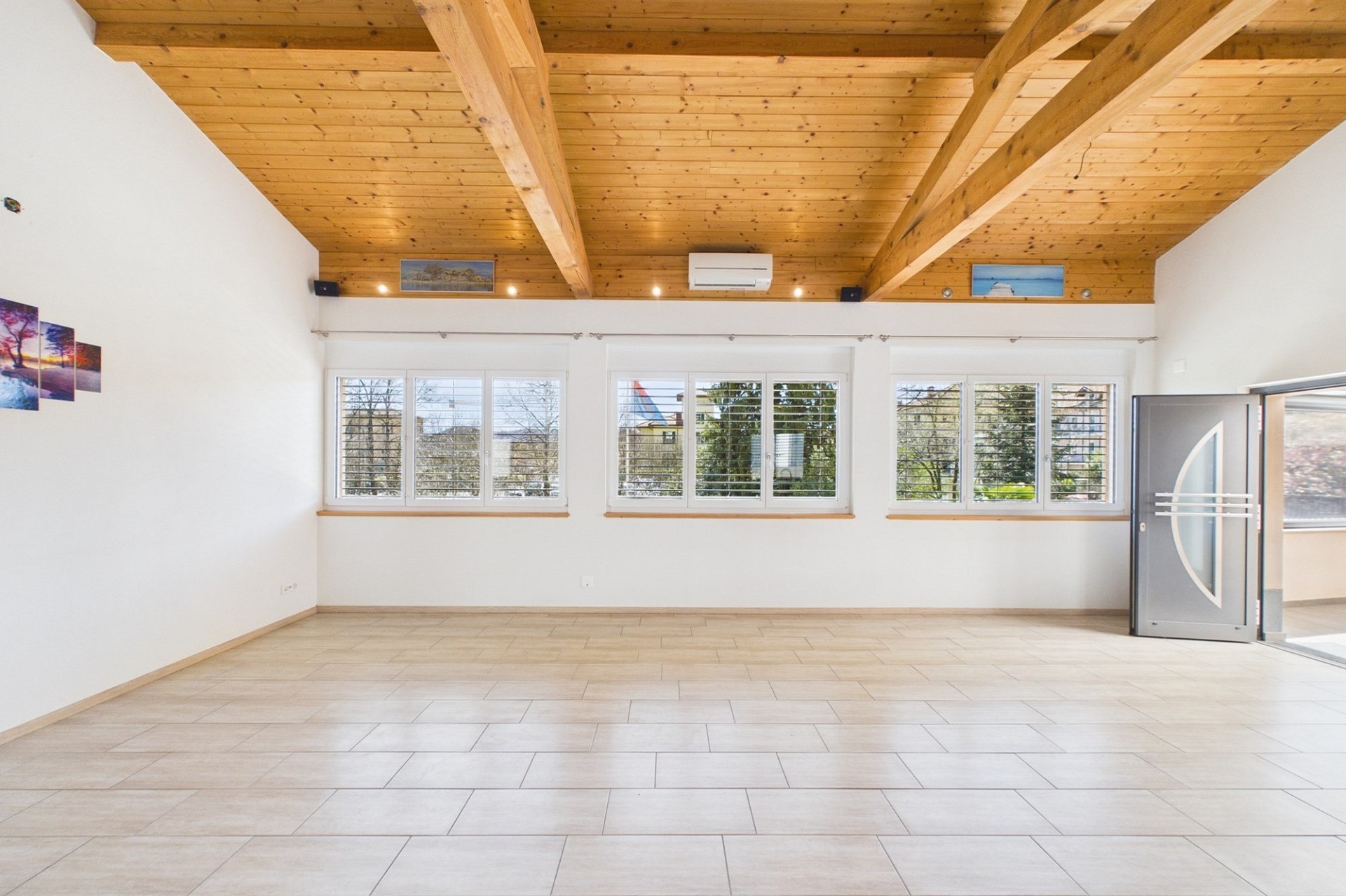Heller leerer Wohnraum mit Holzbalkendecke
