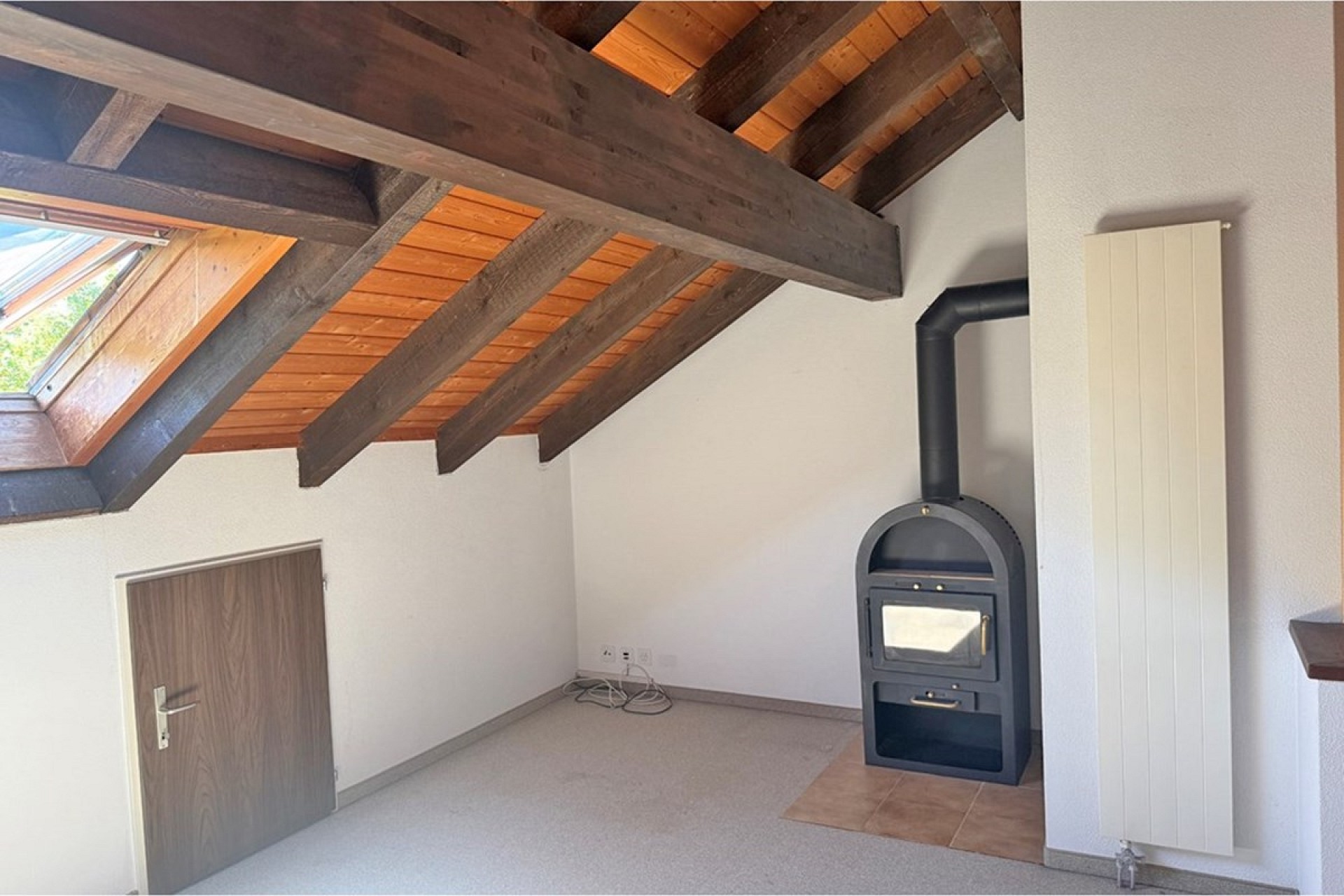 Dachgeschossraum mit Holzofen