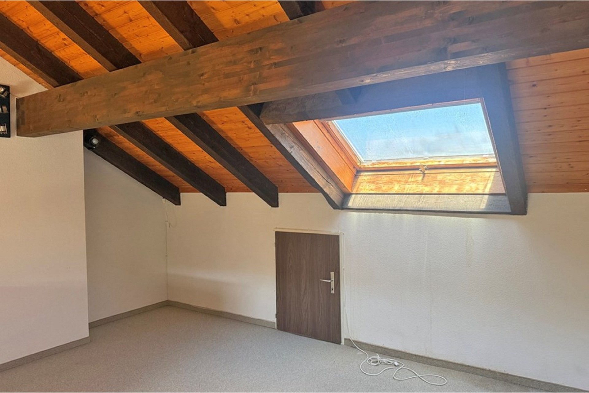 Dachgeschossraum mit Dachfenster