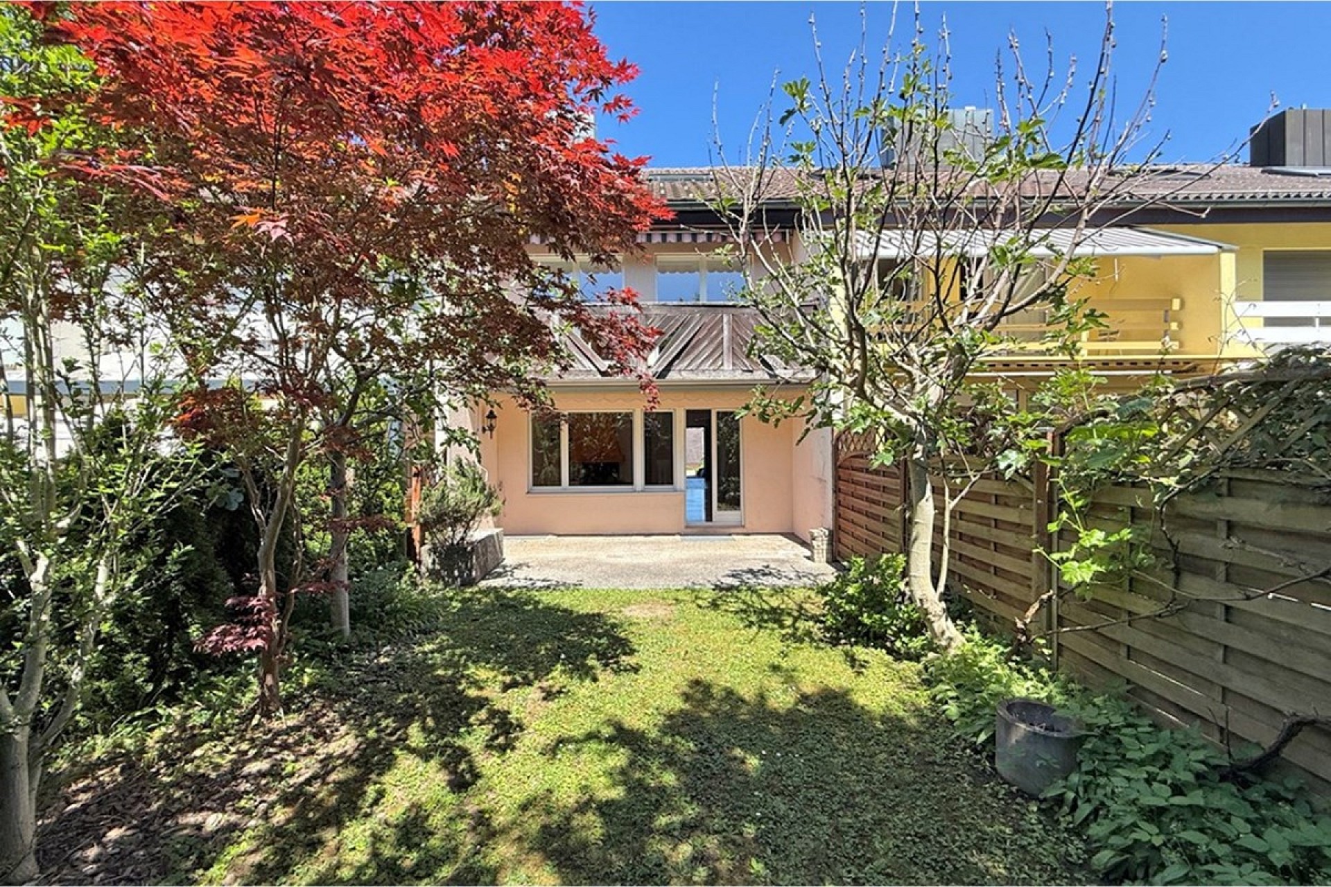 Gartenansicht eines Wohnhauses