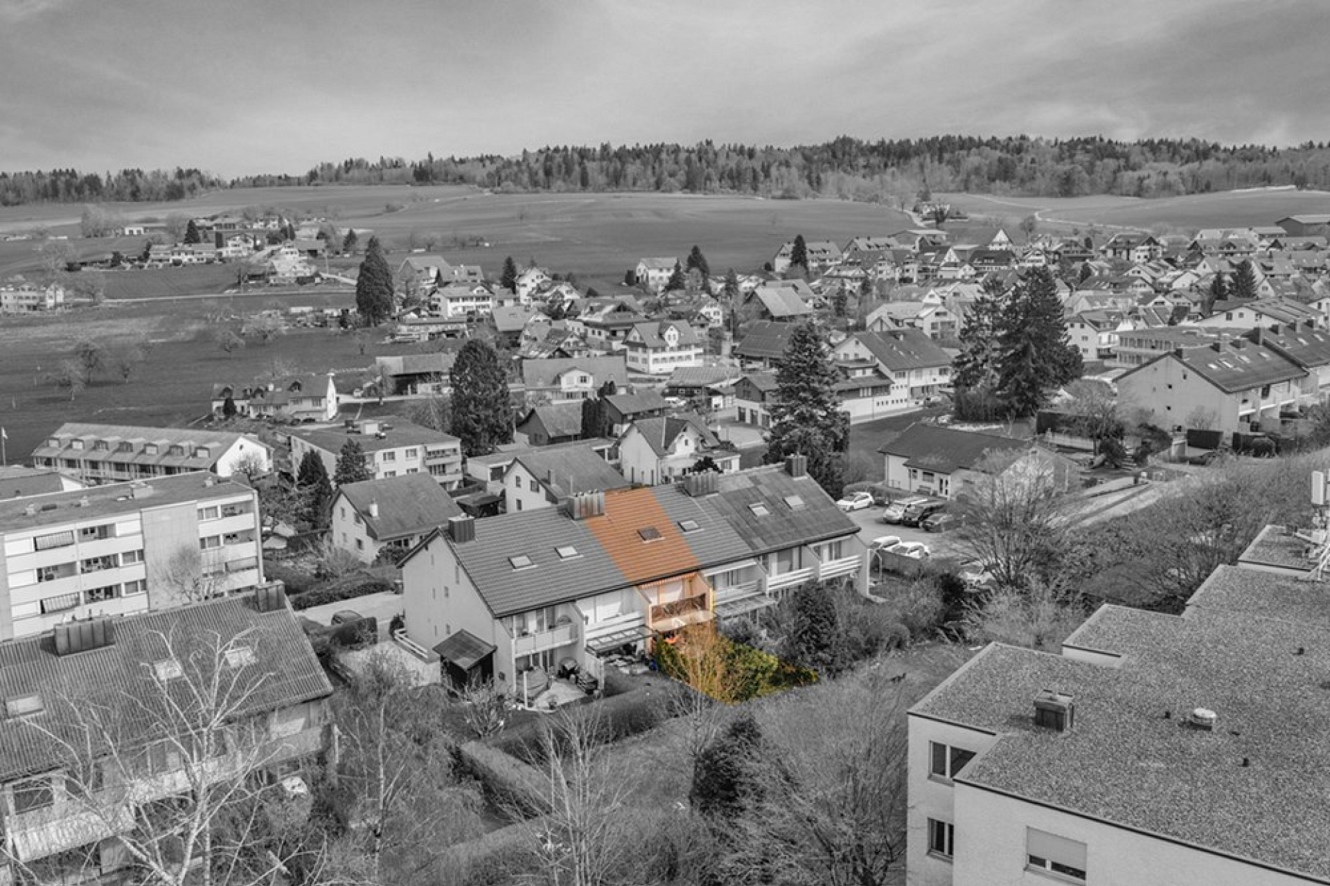 Luftaufnahme eines Wohngebiets mit markiertem Gebäude