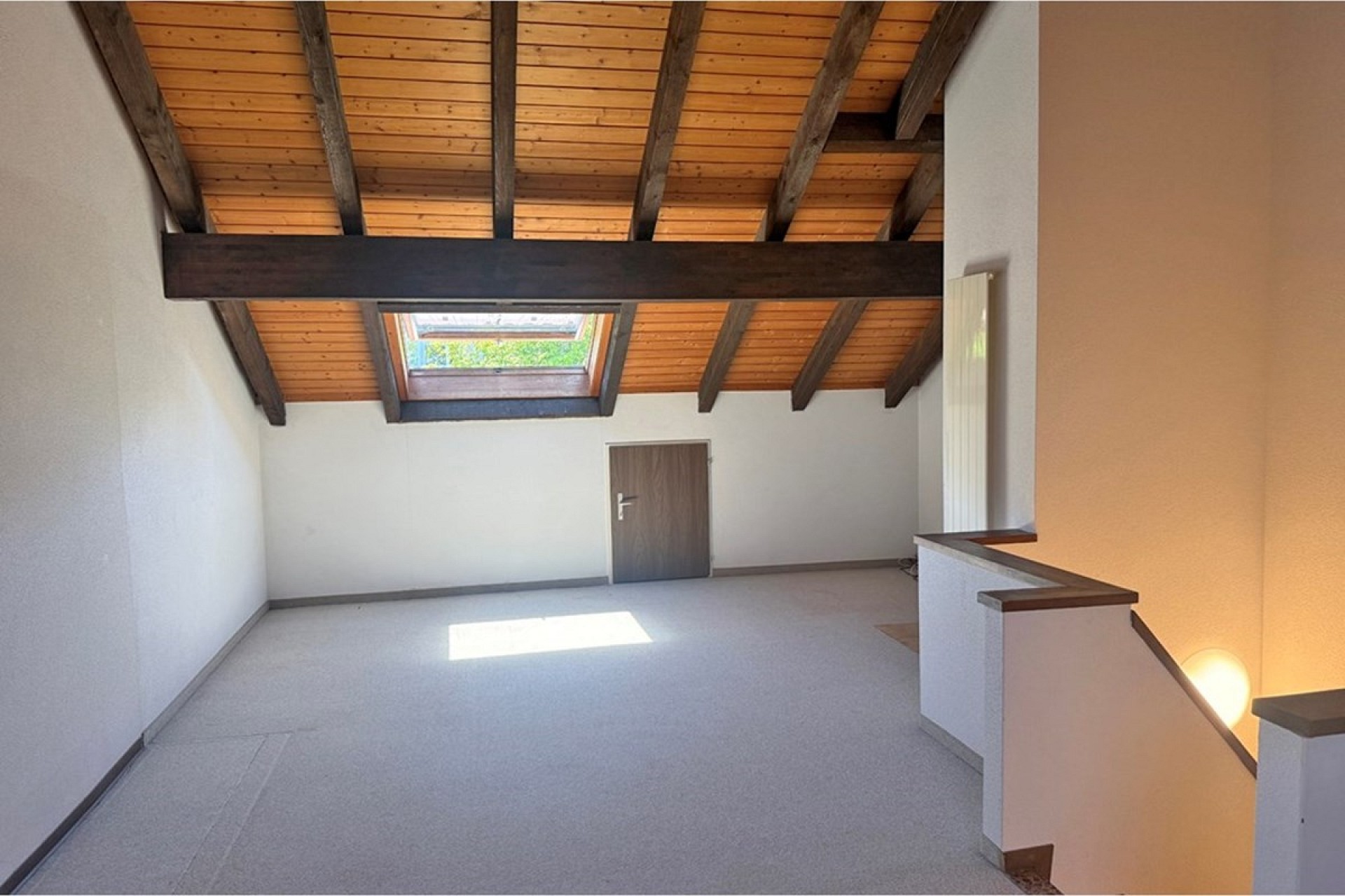 Ausgebauter Dachraum mit sichtbaren Holzbalken
