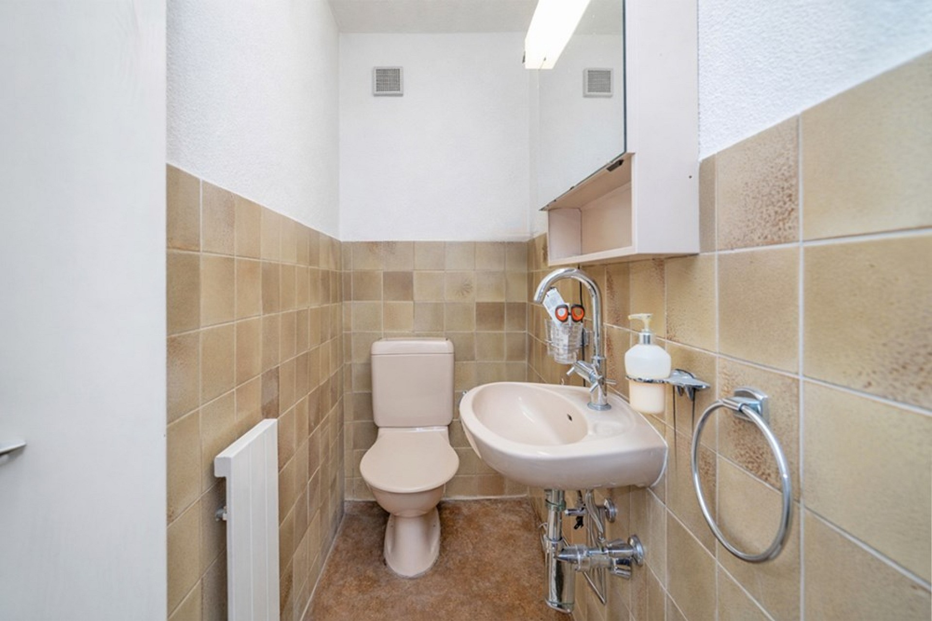 Kleines Gäste-WC mit Waschbecken und WC