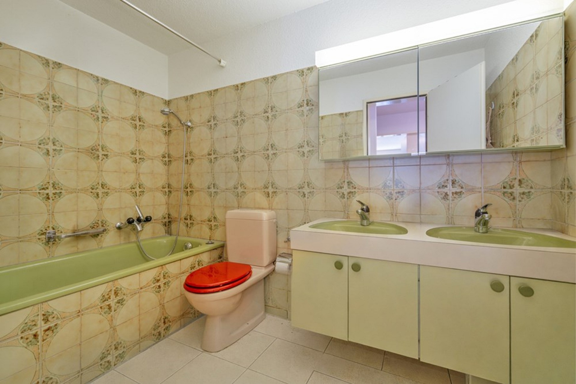 Badezimmer mit retro Fliesen und Doppelwaschtisch