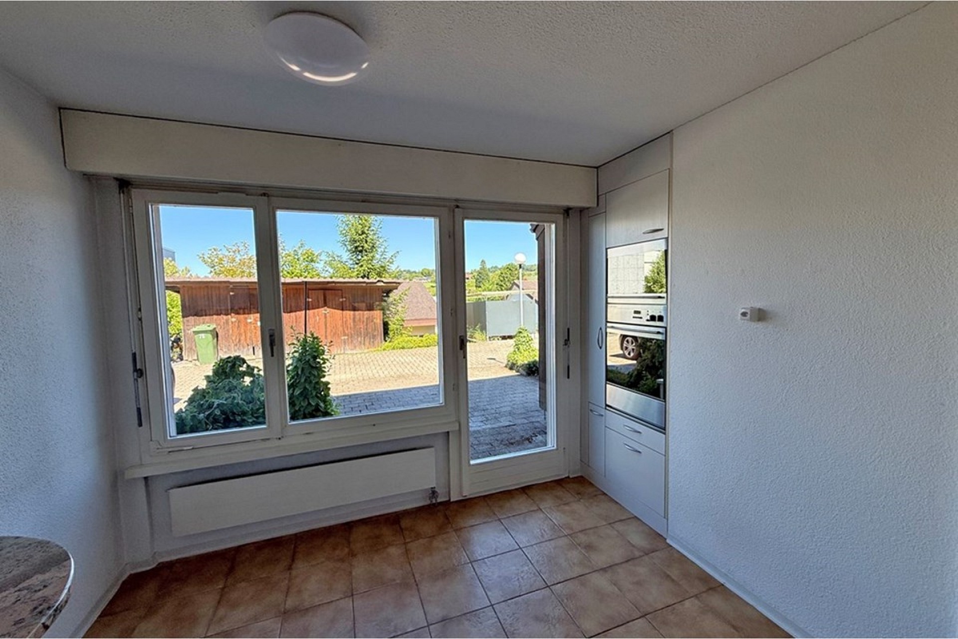 Kleiner, heller Raum mit Blick ins Freie