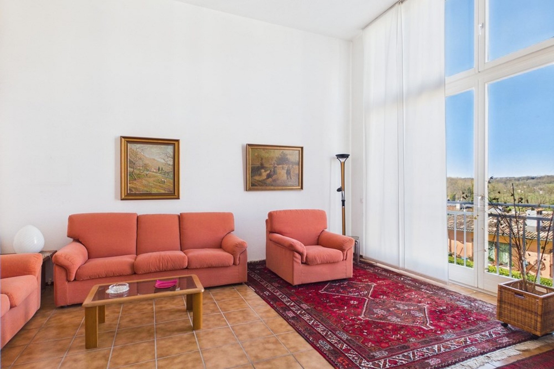 Helles Wohnzimmer mit Balkon- bzw. Terrassenblick