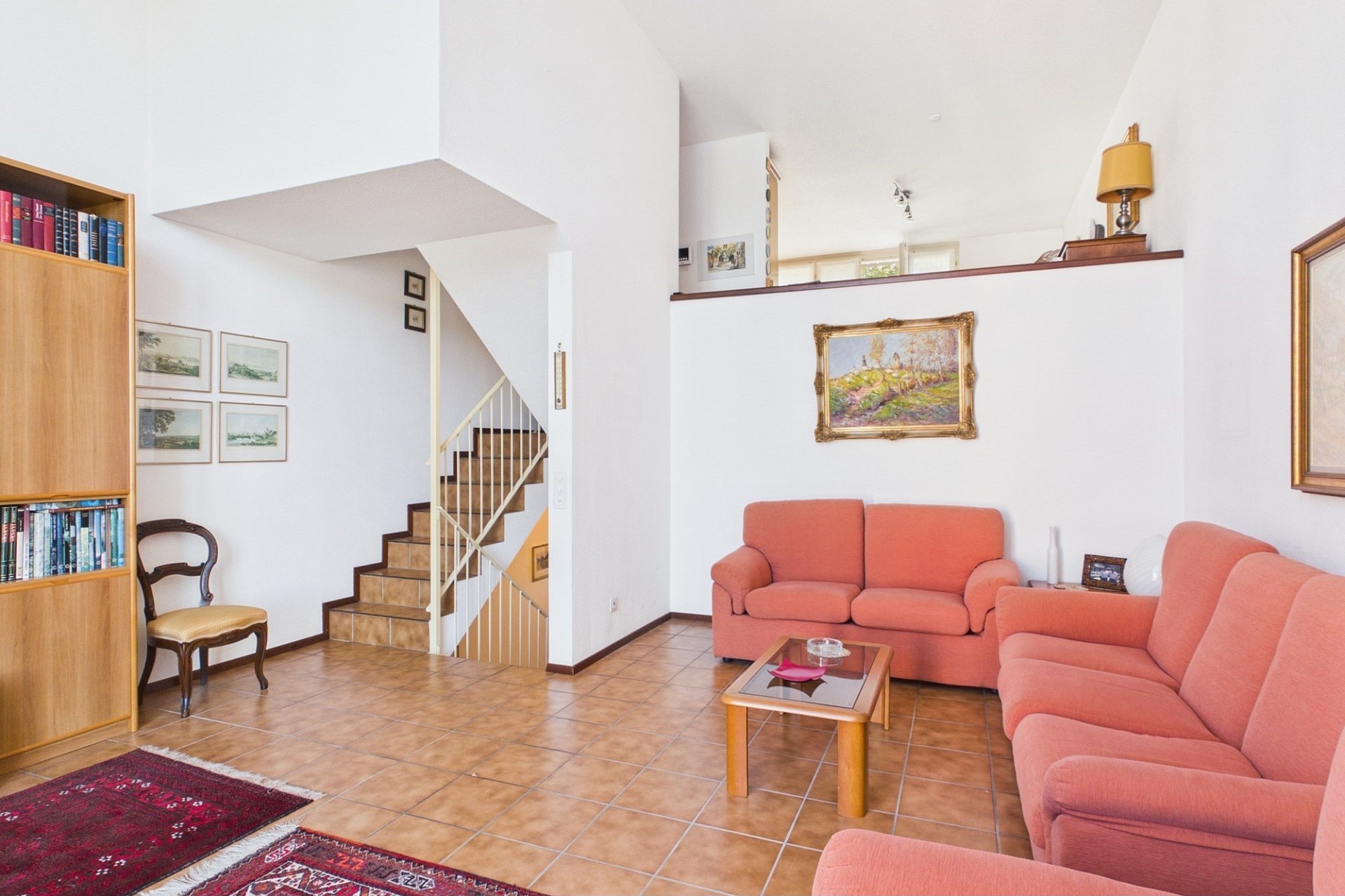 Wohnzimmer mit Treppe und Sitzbereich