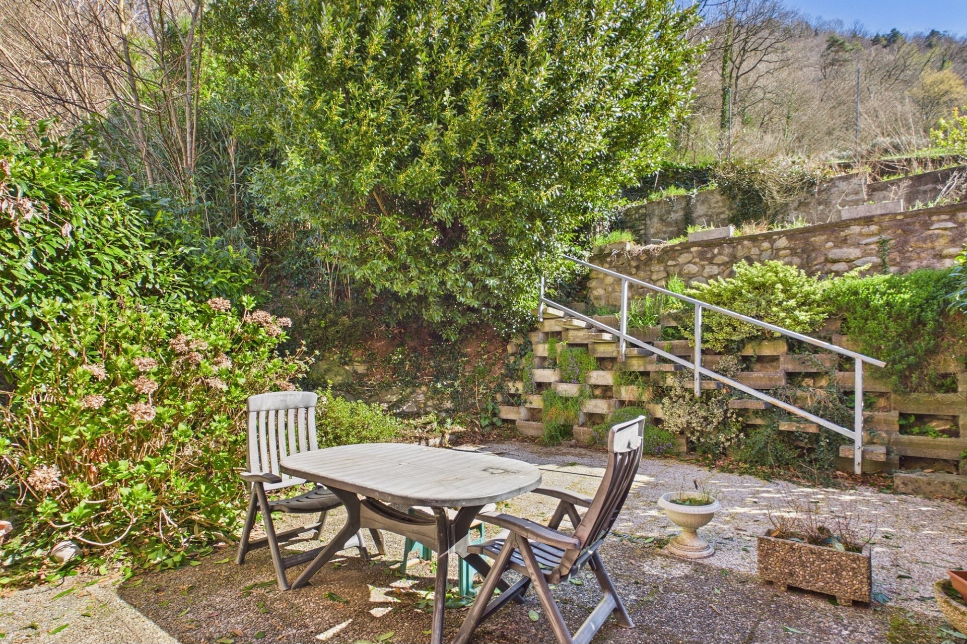 Garten-Terrasse mit Sitzgruppe