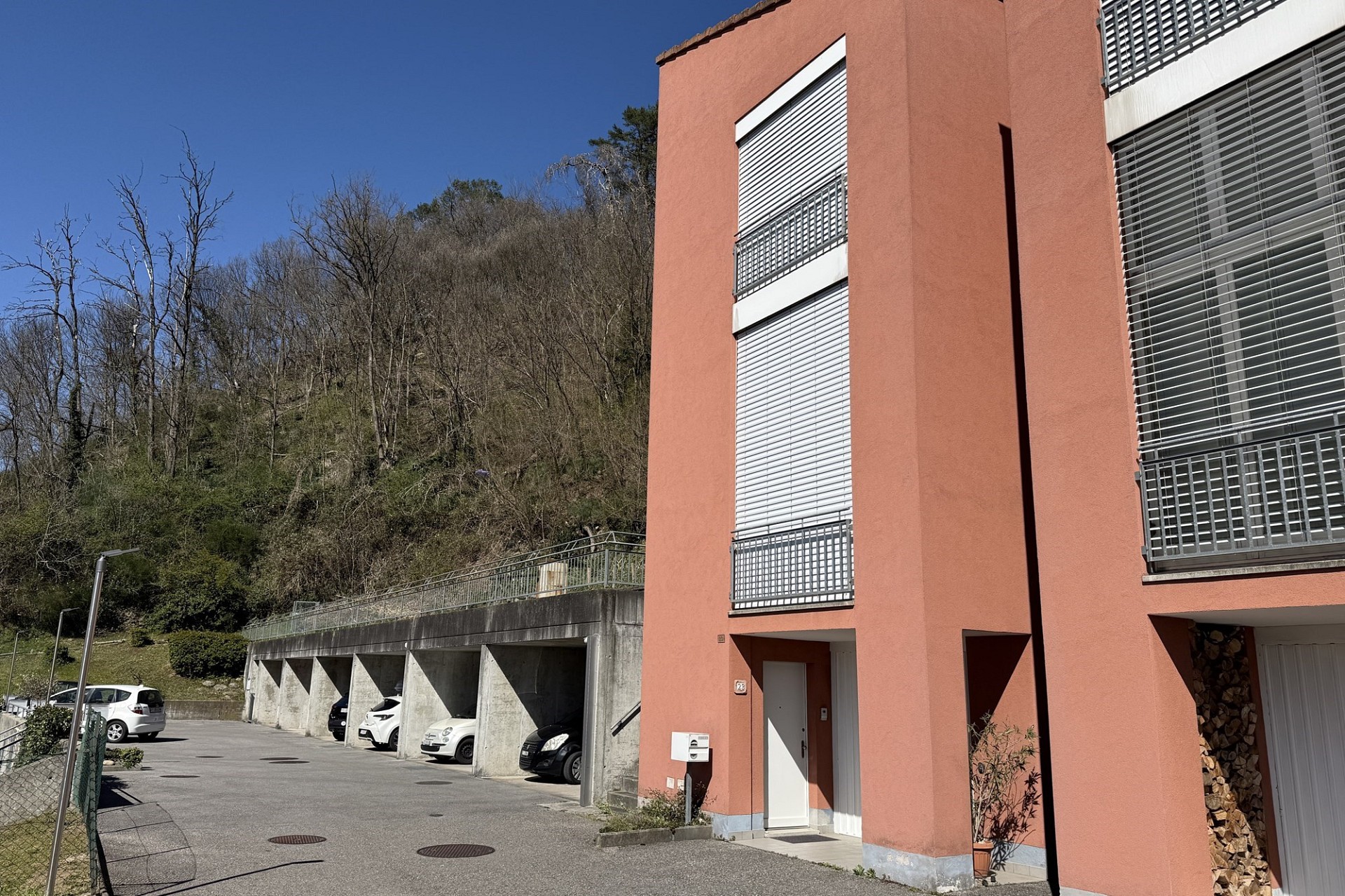 Wohnhaus mit Garagenhof am Hang