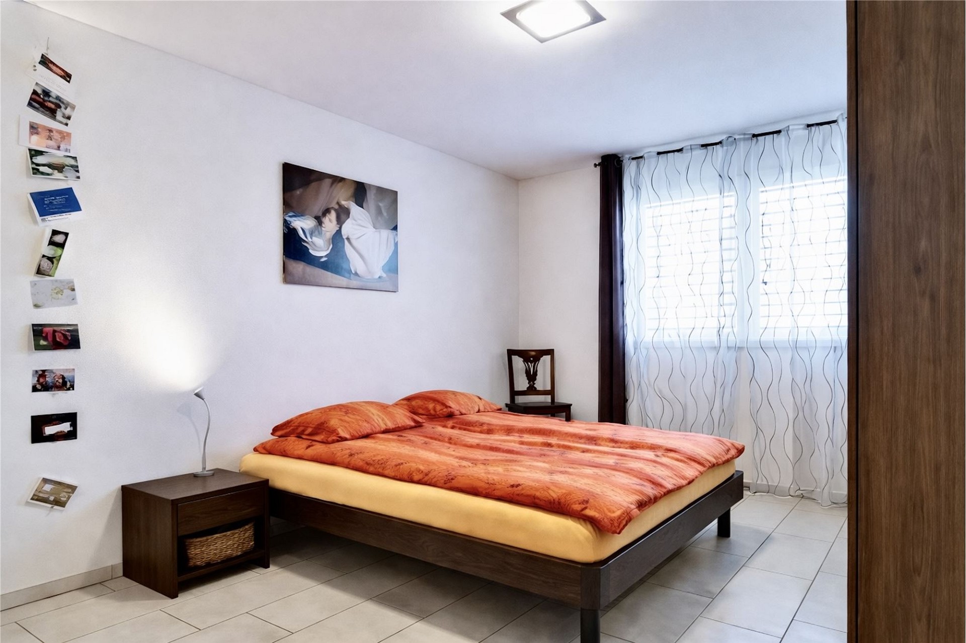 Schlafzimmer mit Doppelbett und Tageslicht