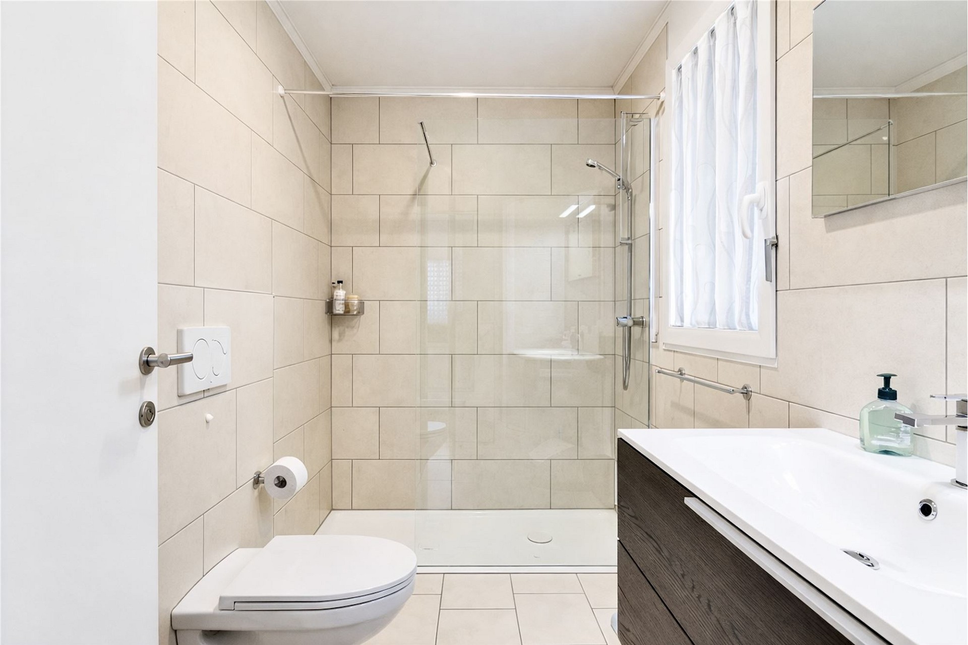 Modernes Badezimmer mit begehbarer Dusche und WC