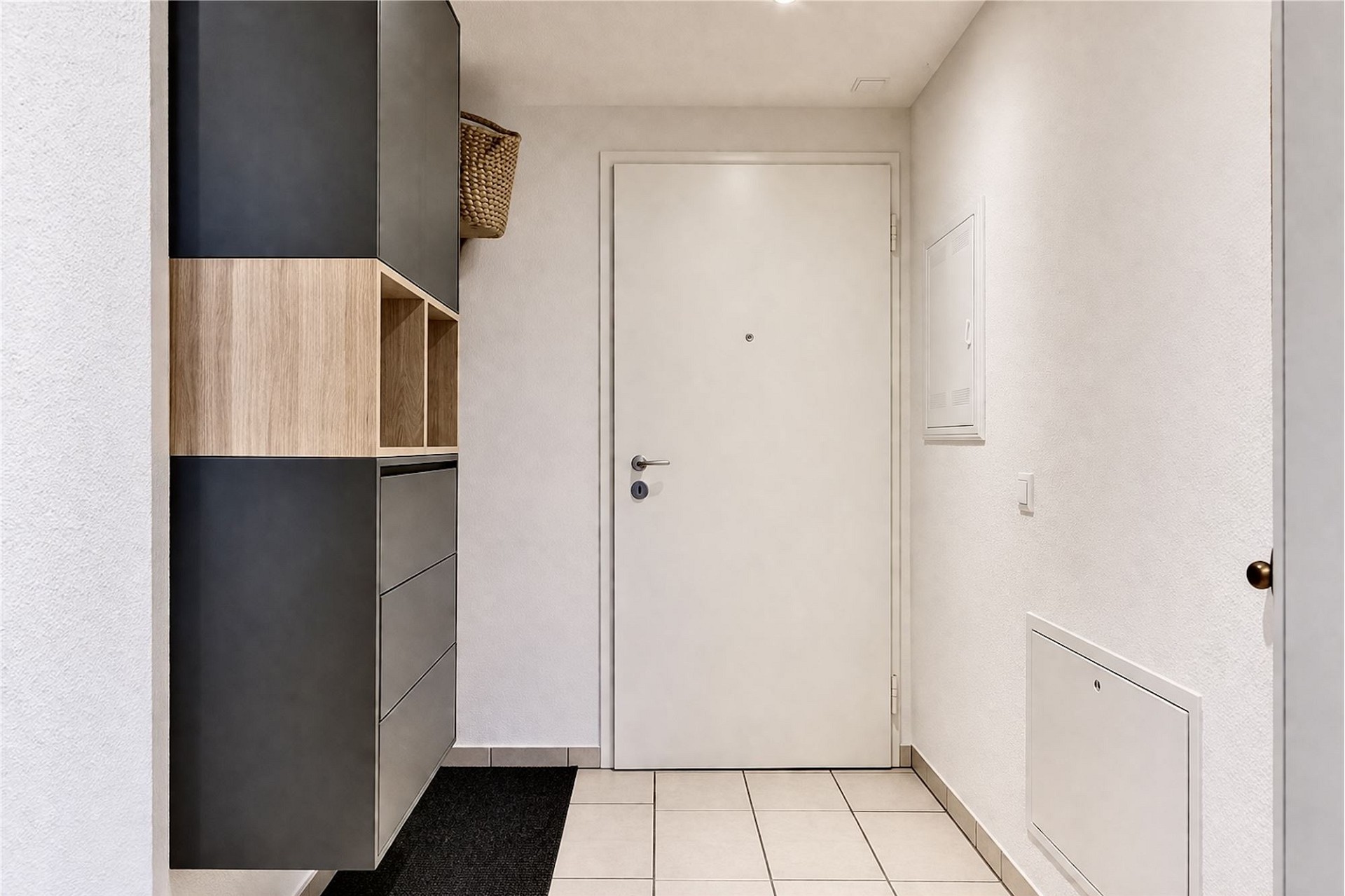Heller Eingangsflur mit Garderobenschrank