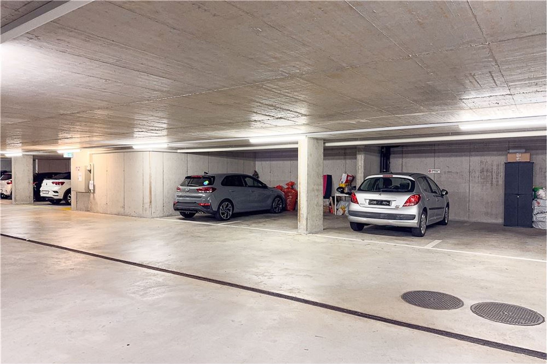 Tiefgarage mit mehreren Stellplätzen