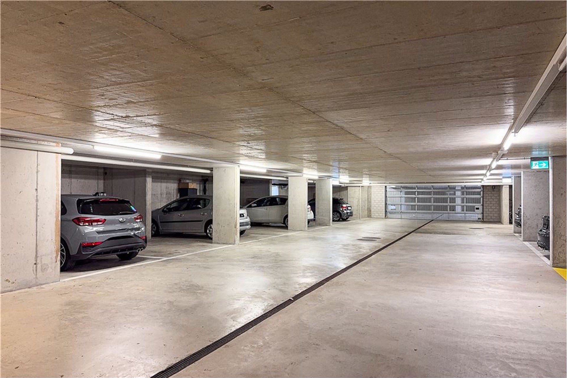 Tiefgaragenstellplatz mit Zufahrt