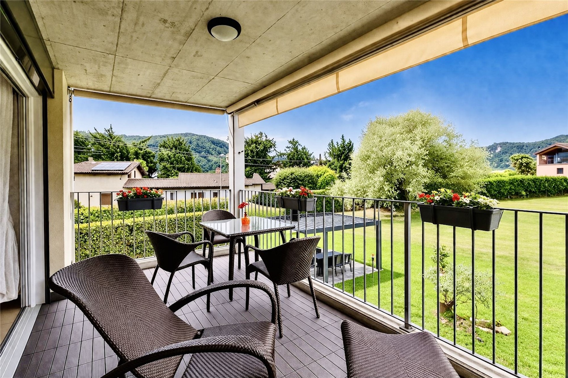 Überdachte Terrasse mit Gartenblick