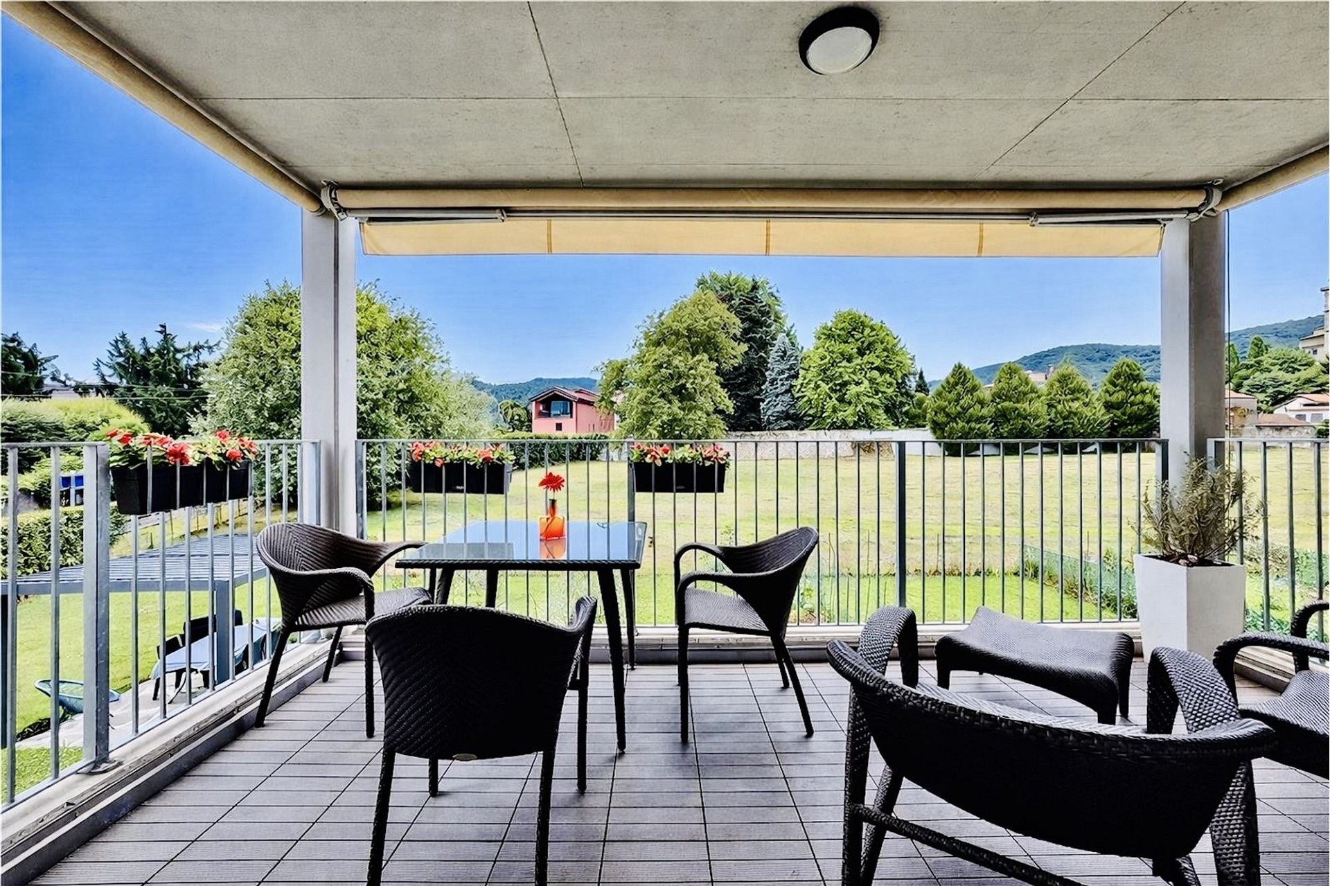 Überdachte Terrasse mit Gartenblick
