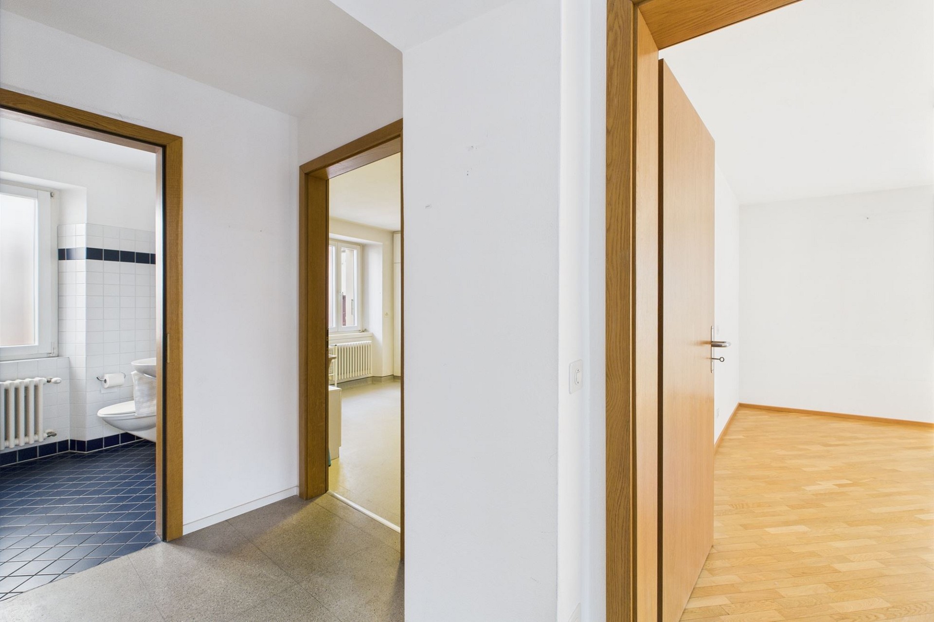 Heller Flur mit Blick in Bad und Nebenraum
