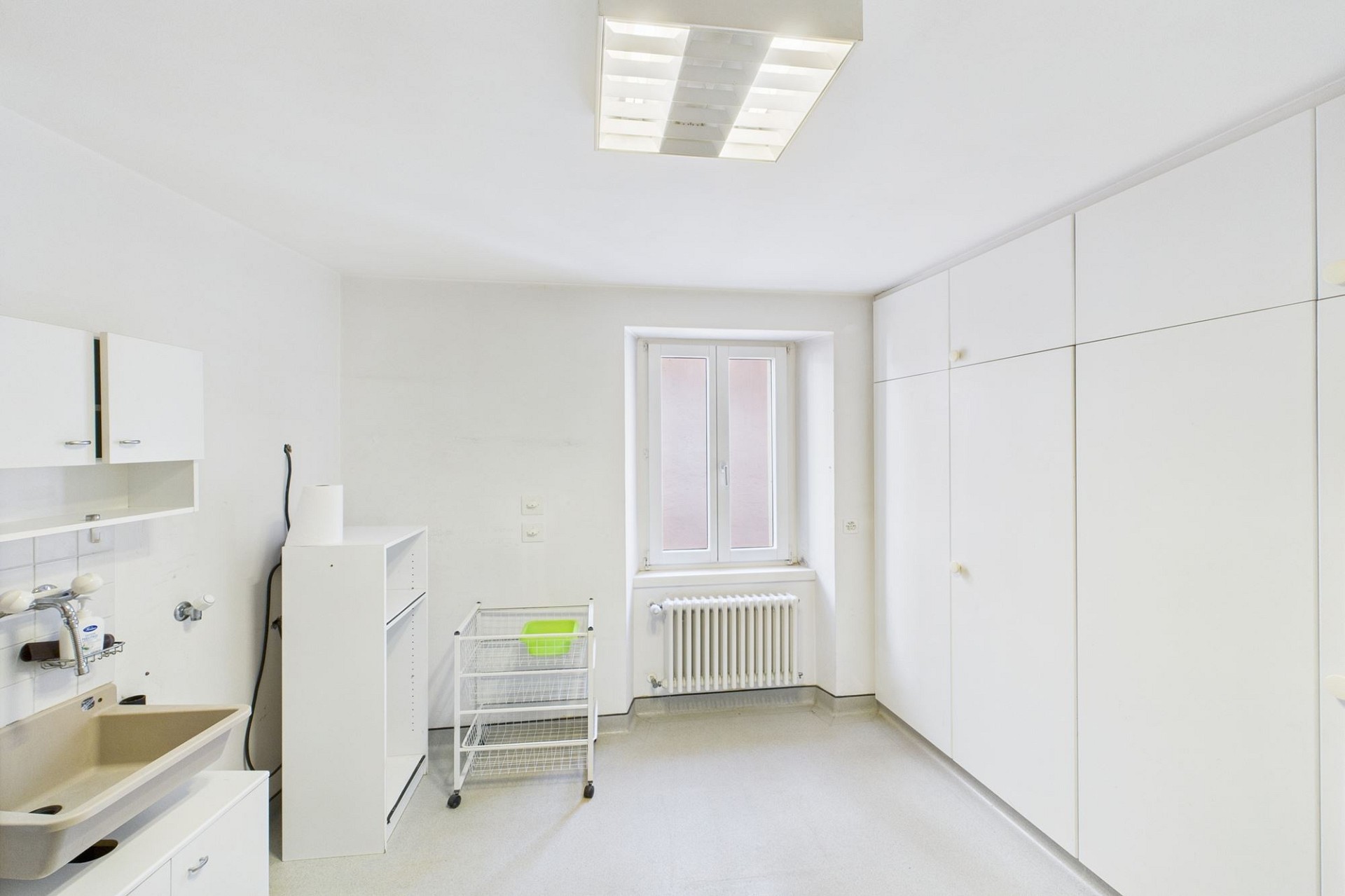 Heller Hauswirtschaftsraum mit Schrankwand