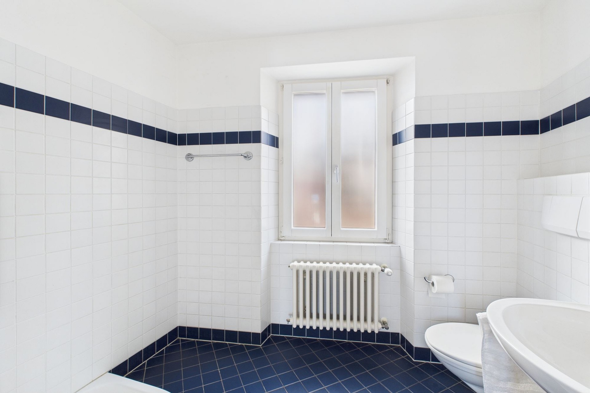 Kleines Badezimmer mit blau-weißer Fliesenoptik