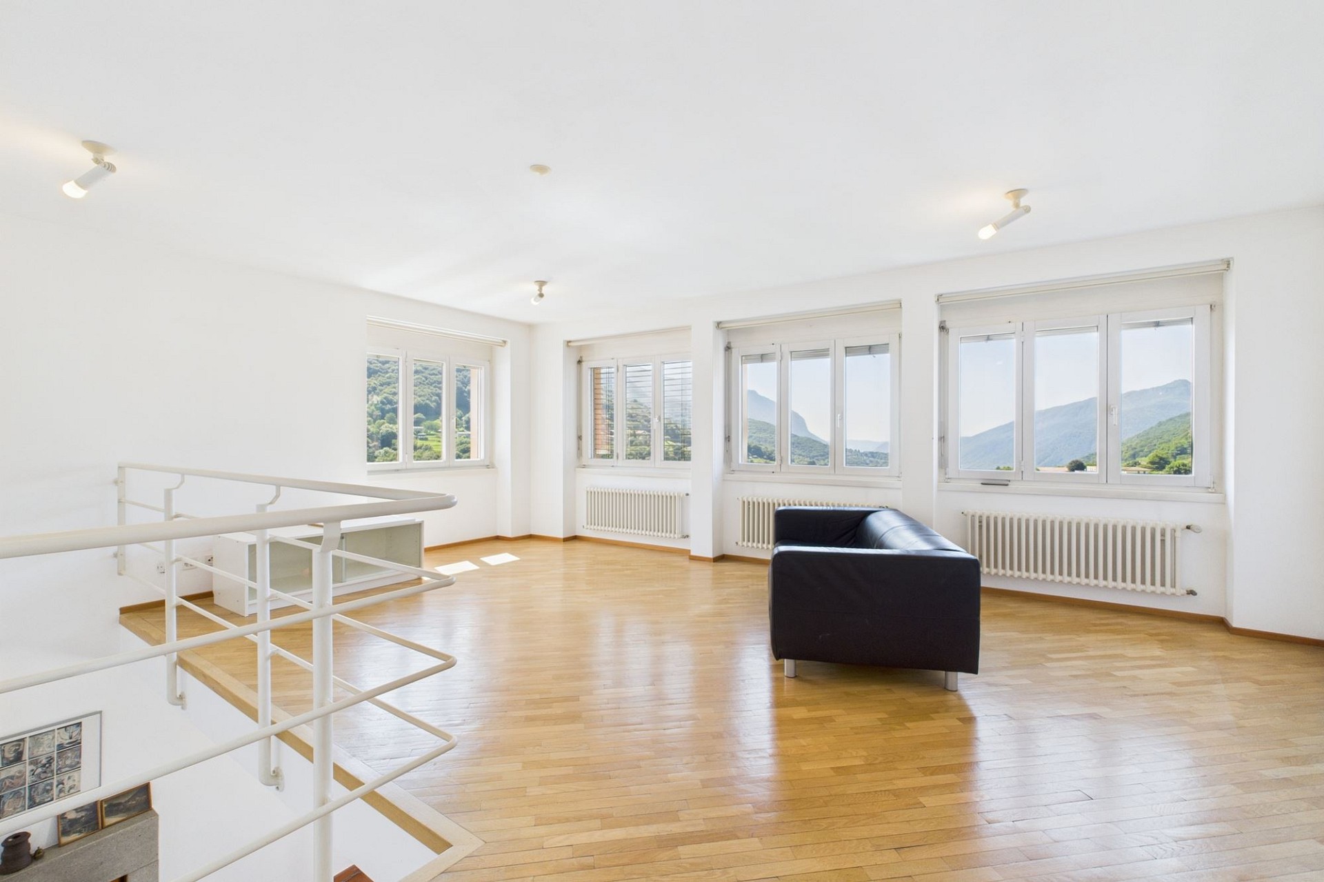 Helles Loftgeschoss mit Treppenaufgang und Bergblick