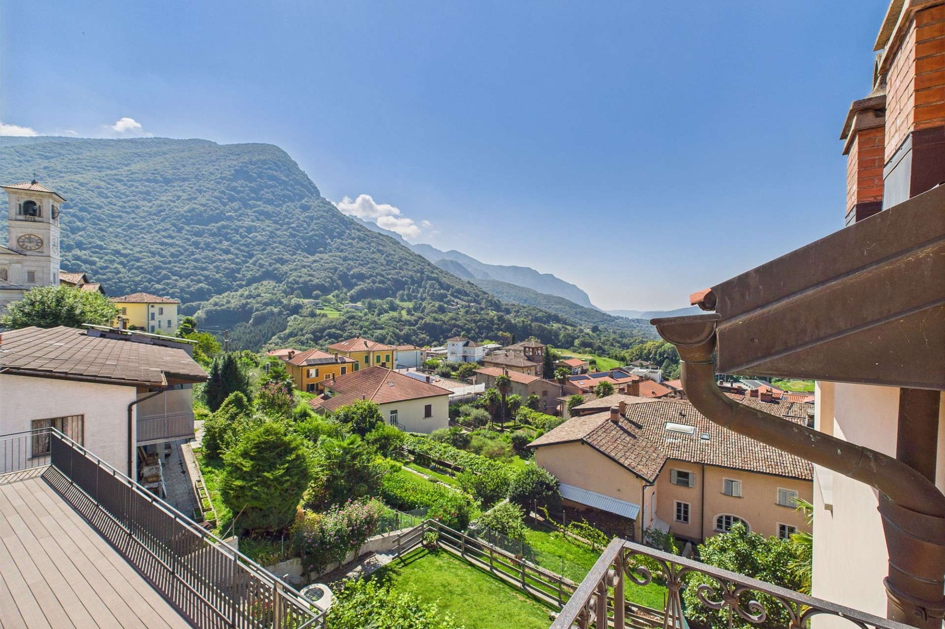 Bergblick von einer Terrasse oder Loggia