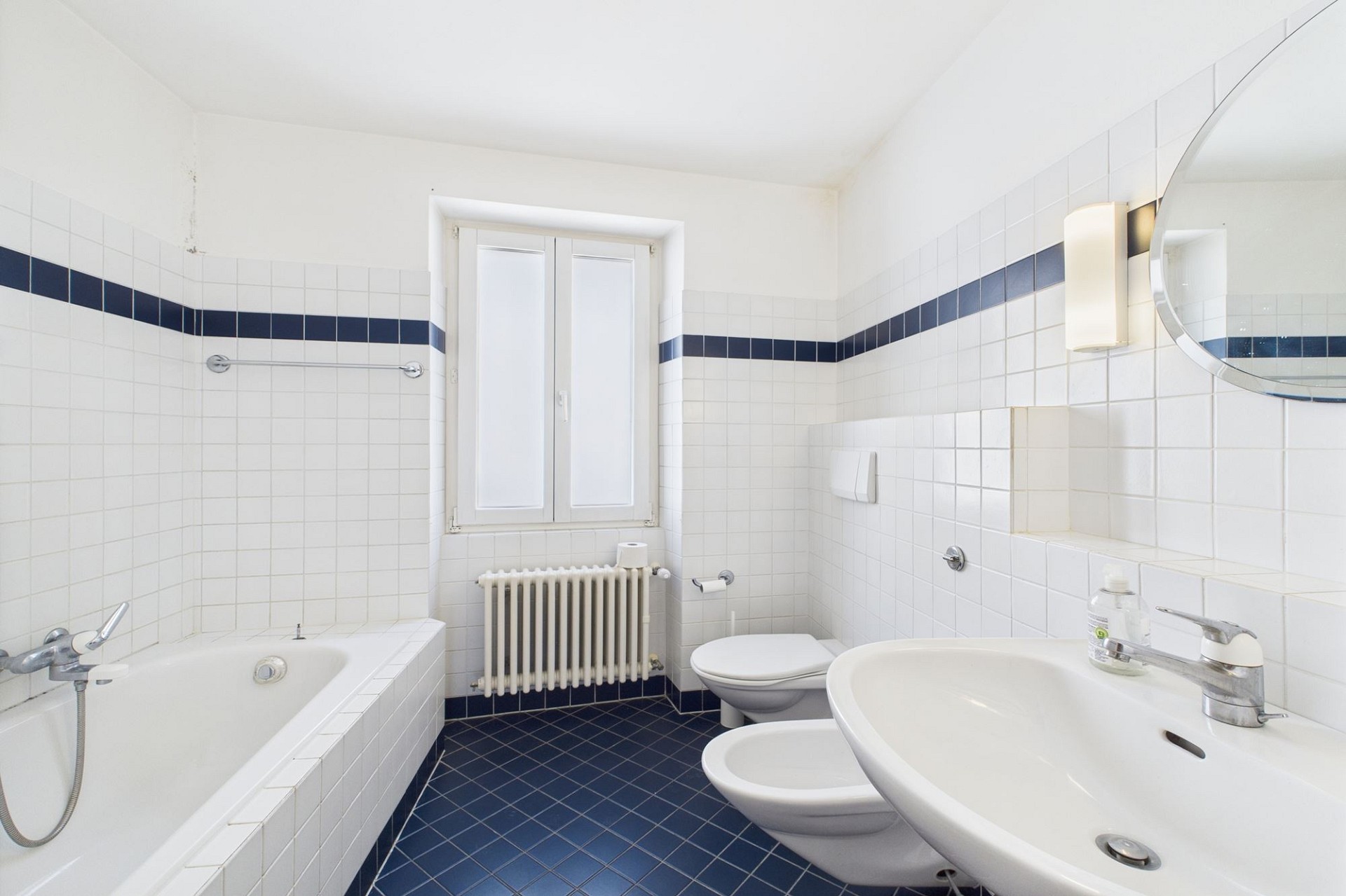 Helles Badezimmer mit Badewanne, WC und Doppelwaschbecken