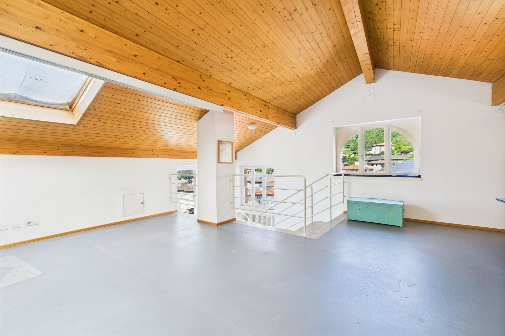 Heller Dachboden mit Holzdecke und Fenstergaube