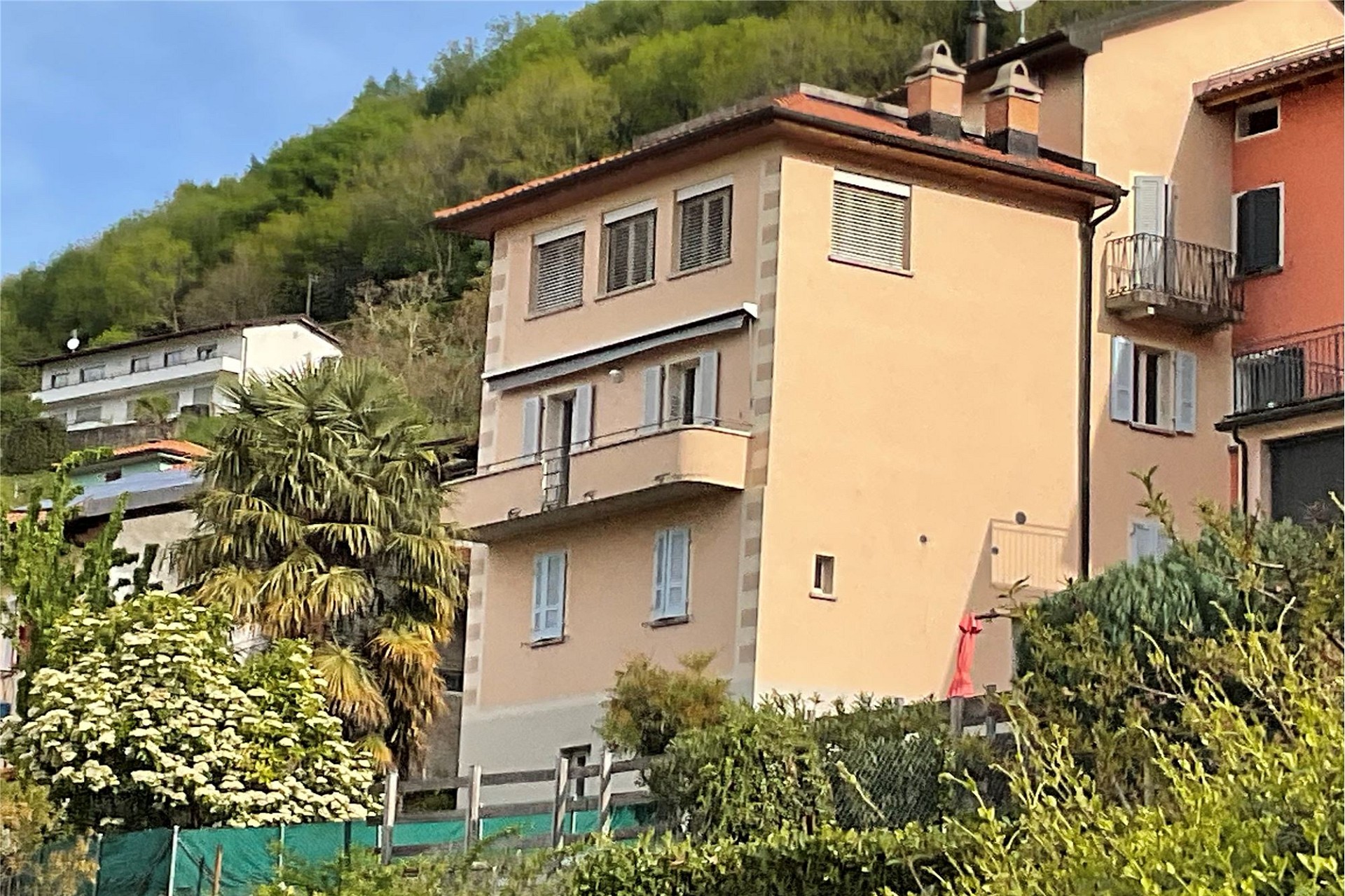 Mehrfamilienhaus in grüner Hanglage