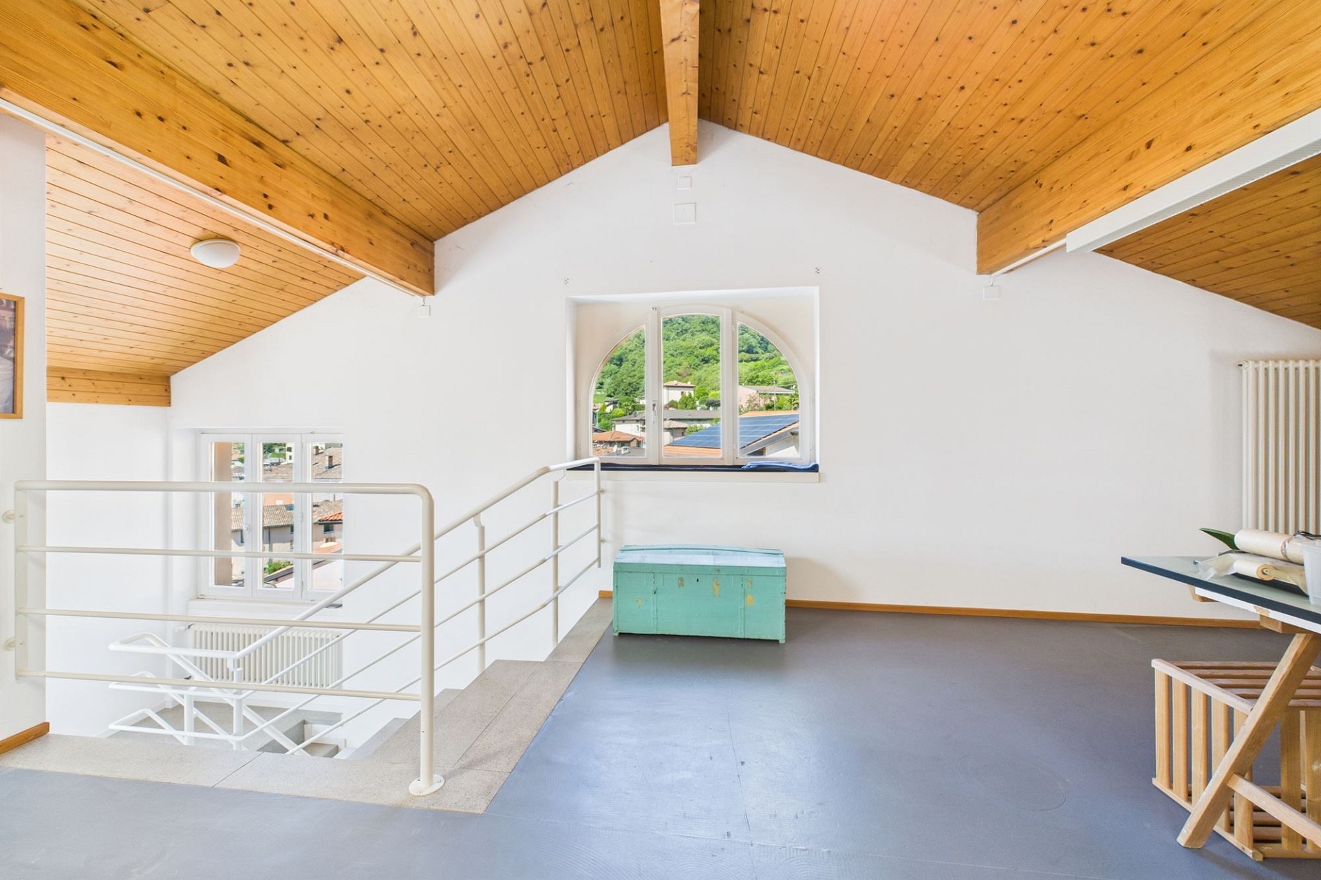 Heller Dachboden mit Galerie und Dachfenstern