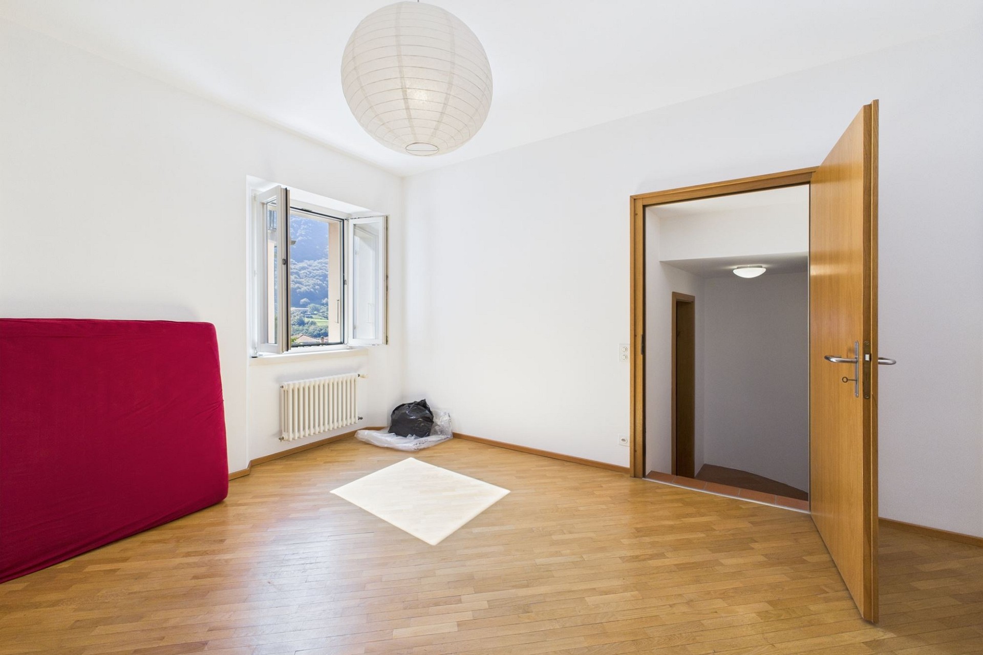 Leerer heller Raum mit Holzboden und Bergblick