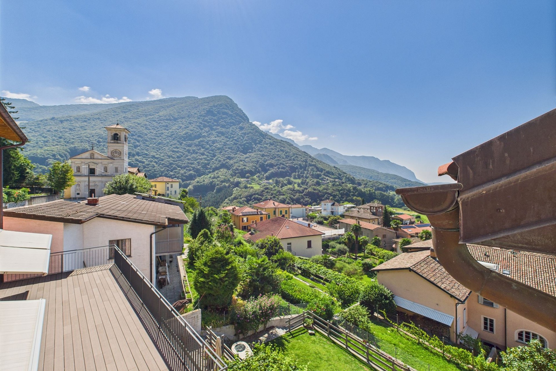 Panoramablick von einer Terrasse auf ein Bergdorf