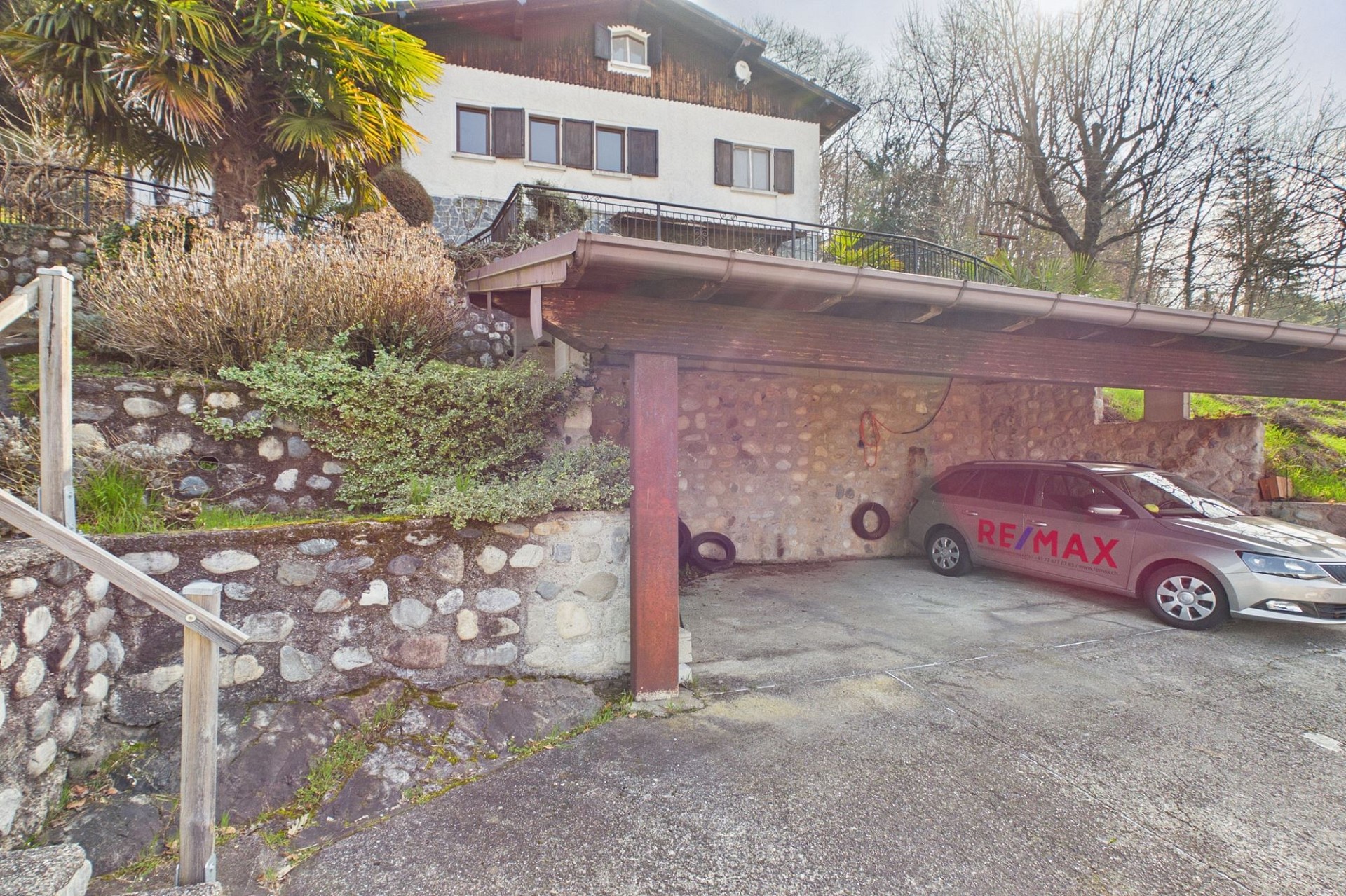 Außenansicht eines Hauses mit Carport