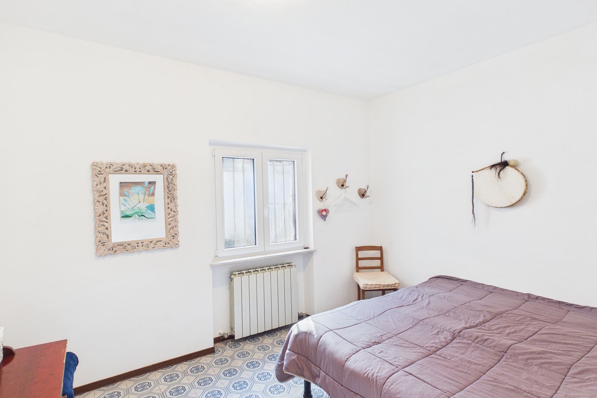 Helles Schlafzimmer mit schlichten weißen Wänden