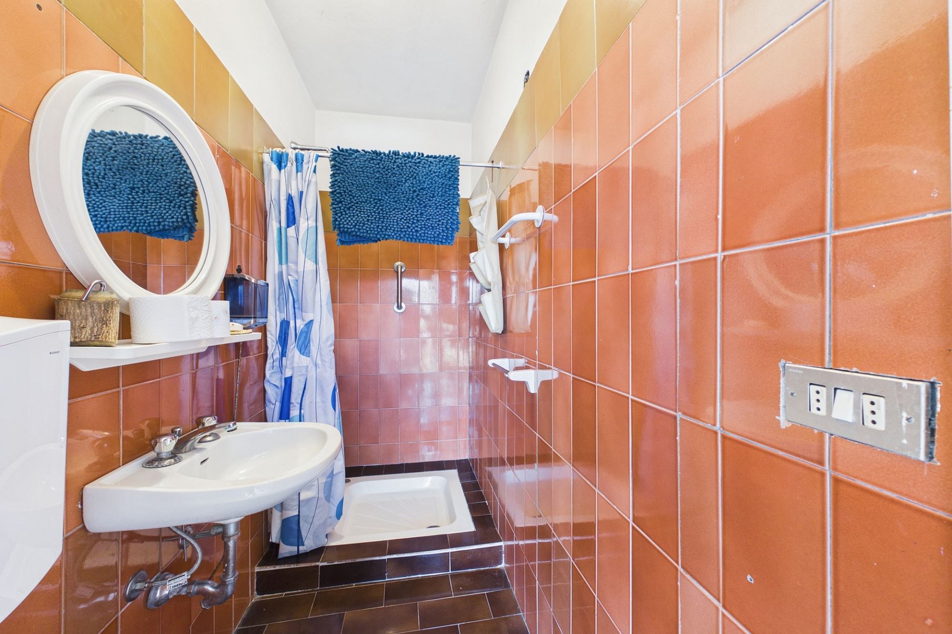 Kleines Badezimmer mit orangefarbenen Fliesen