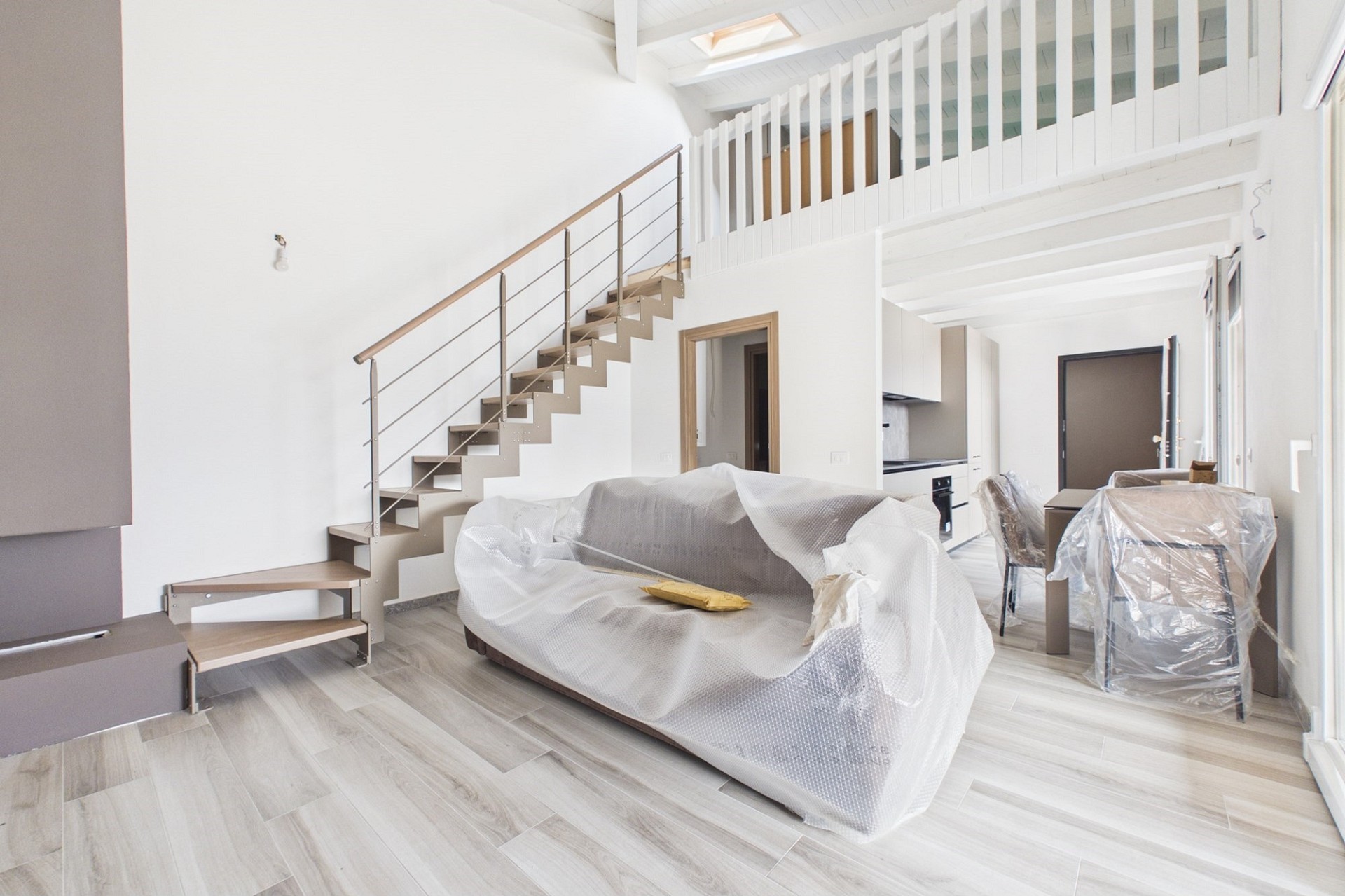 Helles Loft-Wohnzimmer mit Treppe und offener Galerie