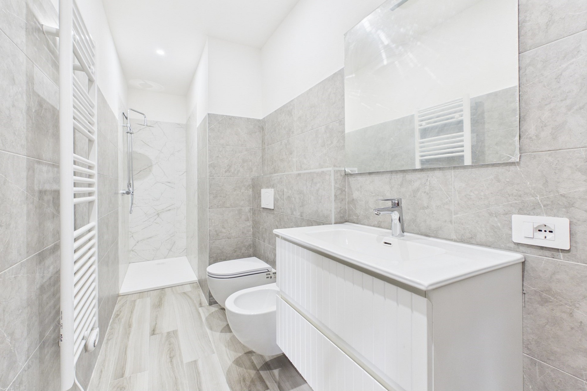 Modernes, schmales Badezimmer mit Dusche und WC