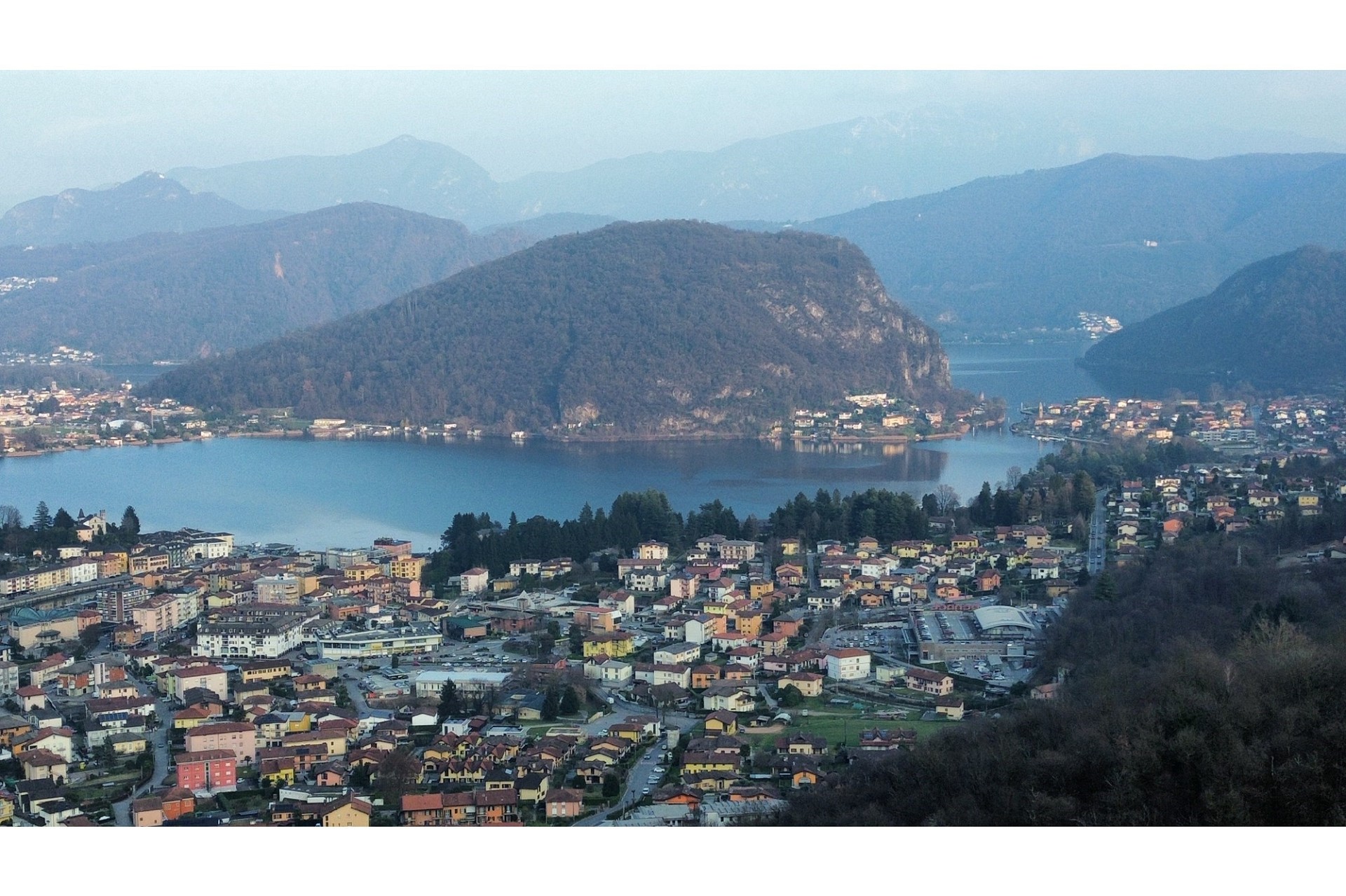 Seeblick über Stadt und Berge