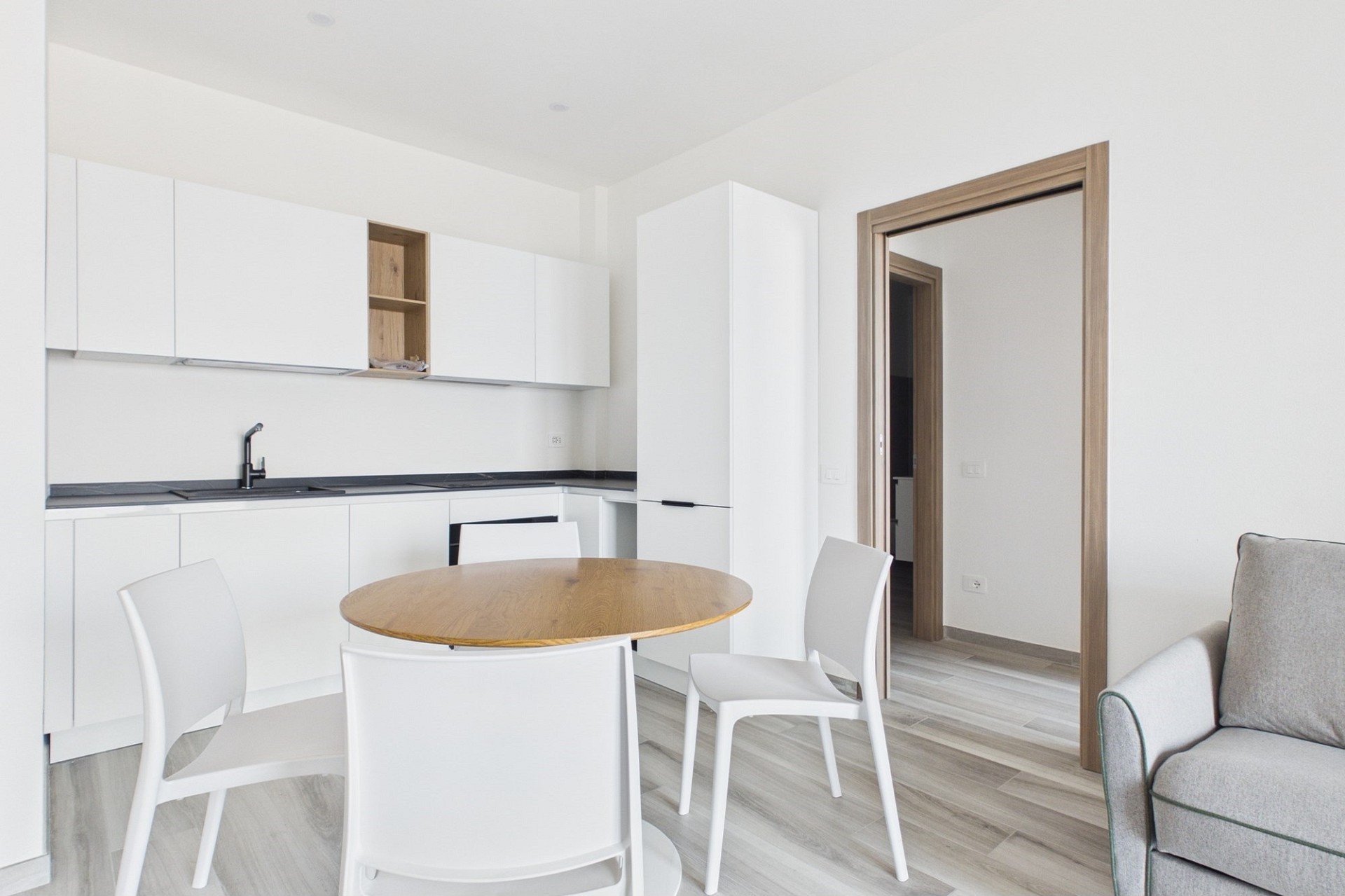 Moderne Wohnküche mit Essbereich