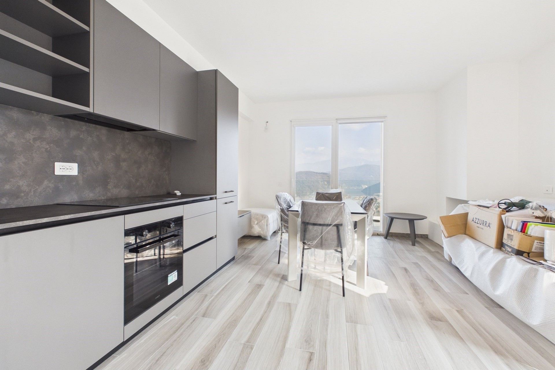 Moderne offene Wohnküche mit Essbereich