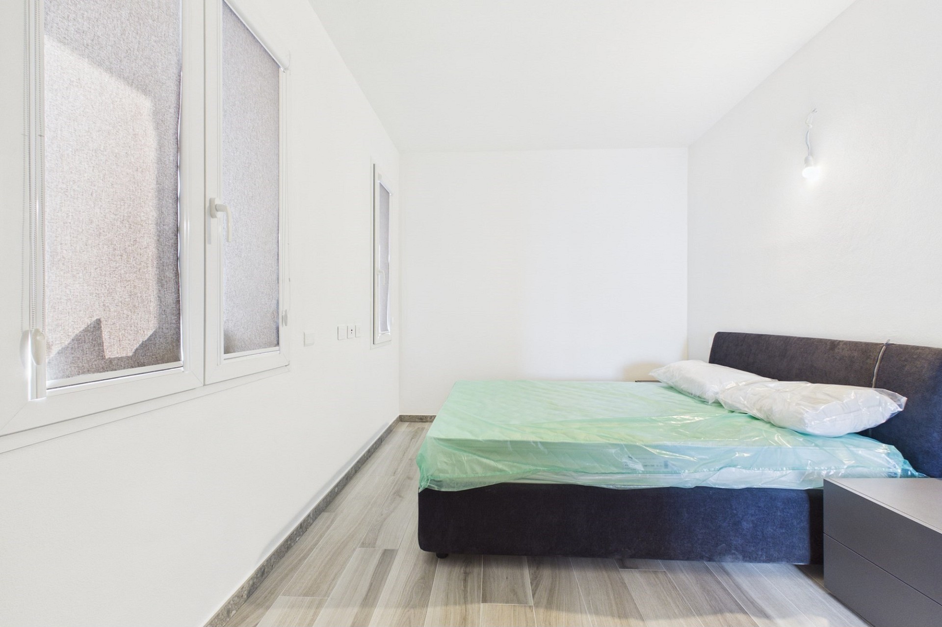 Helles Schlafzimmer mit einfachem Mobiliar