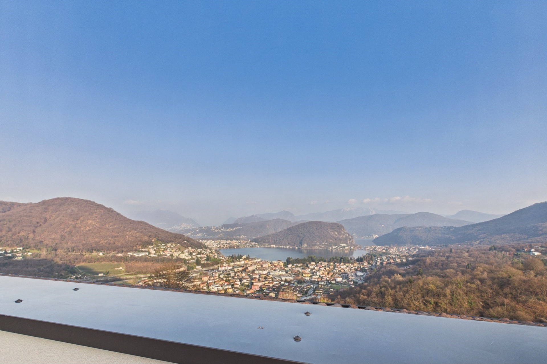 Panoramablick über See und Berge