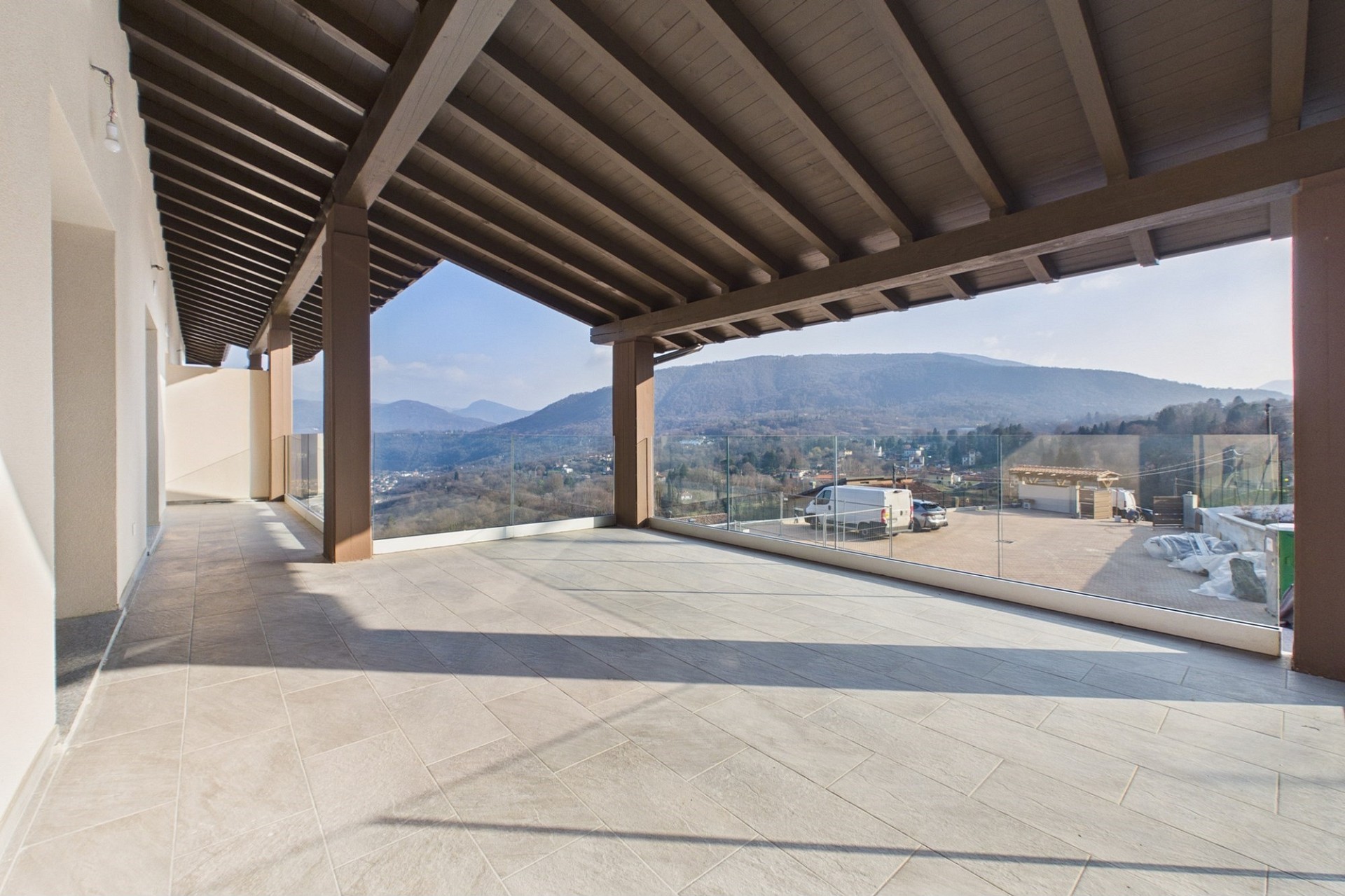 Überdachte Terrasse mit Panoramablick