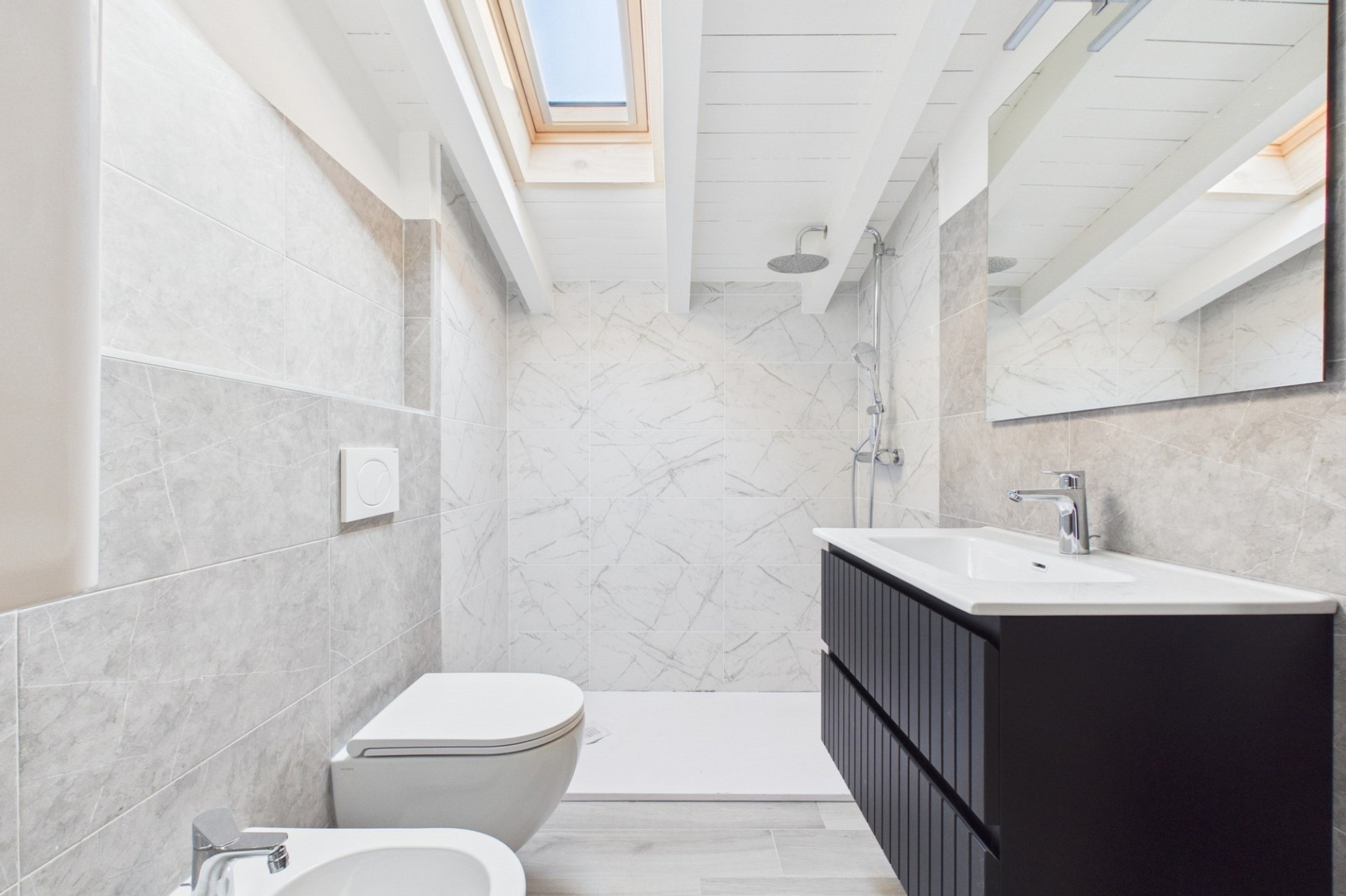 Helles, modernes Badezimmer mit Dachfenstern