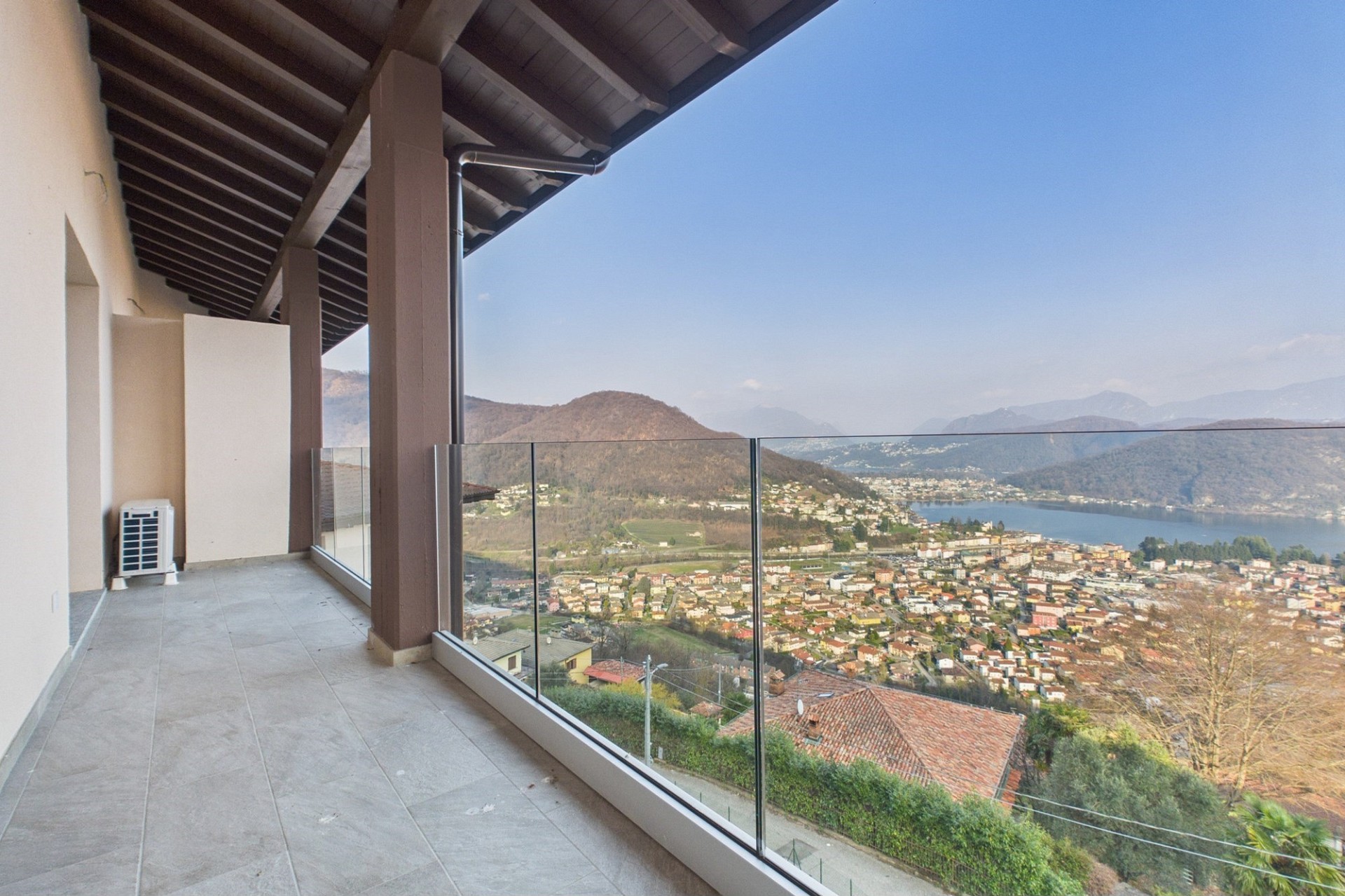 Überdachter Balkon mit Seeblick