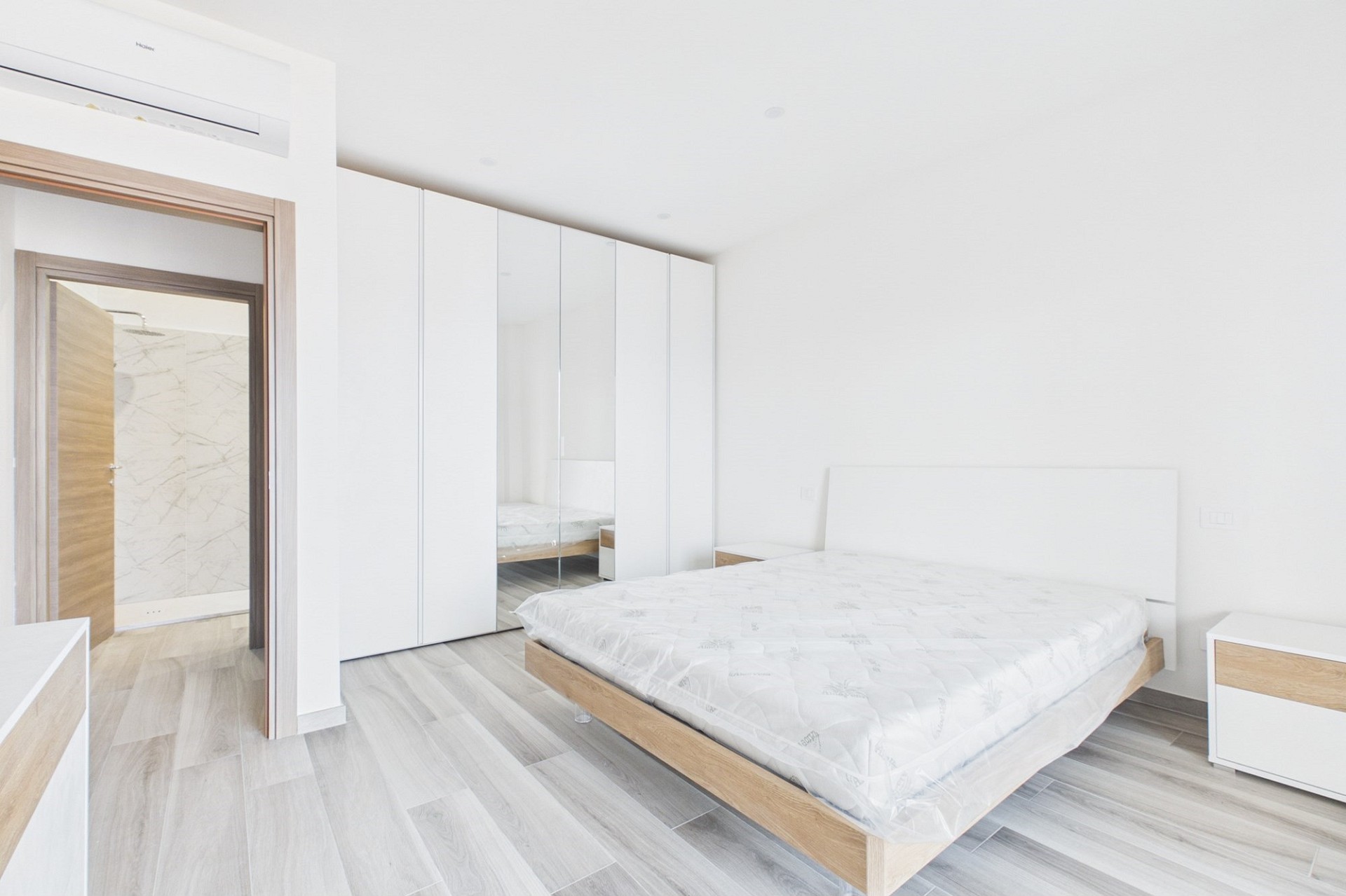 Helles modernes Schlafzimmer mit minimalistischem Mobiliar