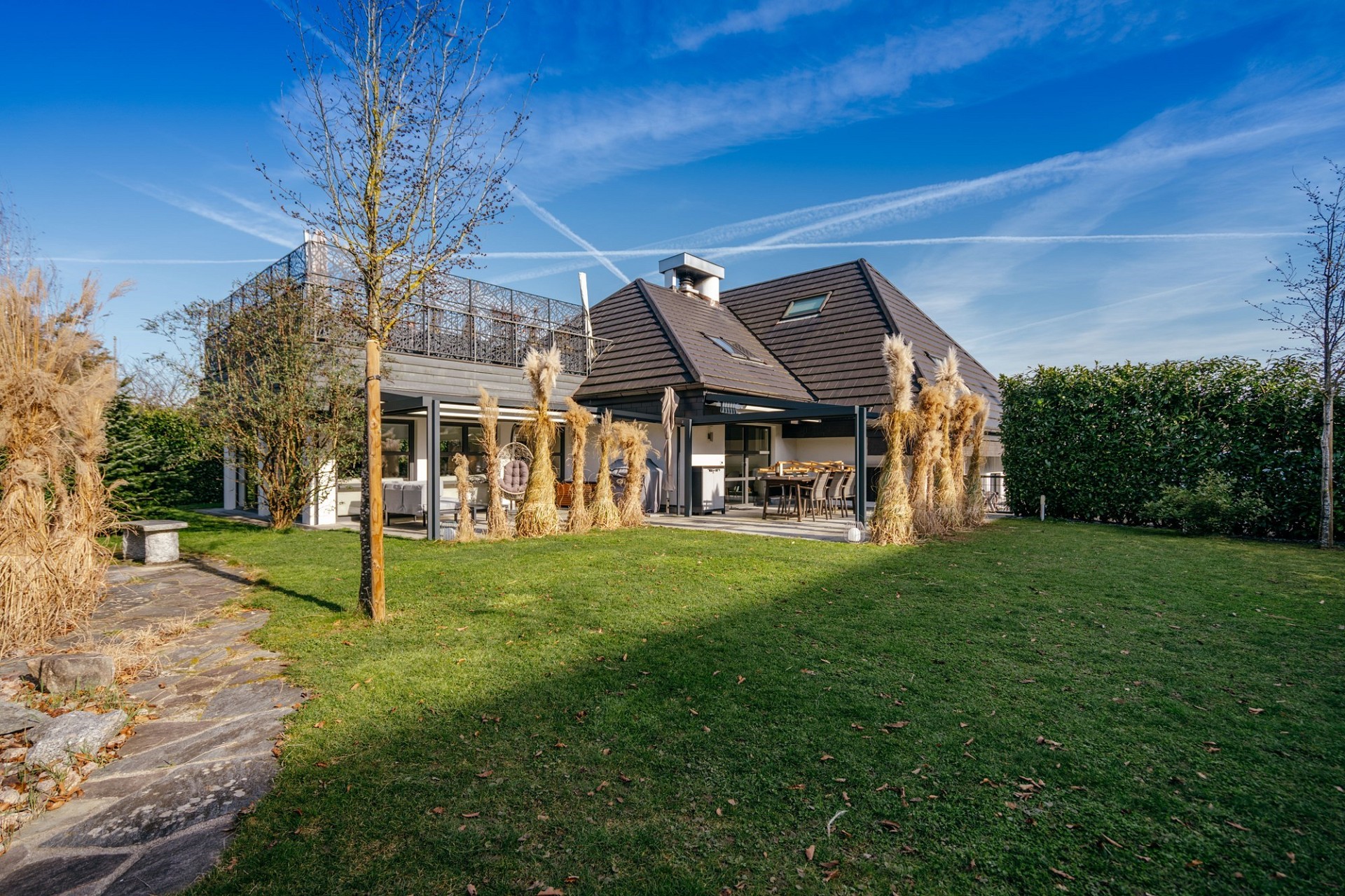 Modernes Haus mit großem Garten und Terrasse