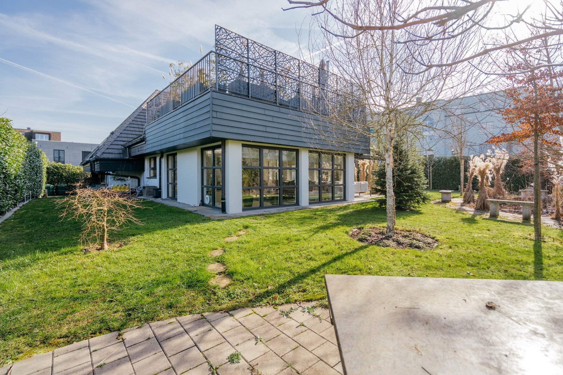 Modernes Einfamilienhaus mit Garten