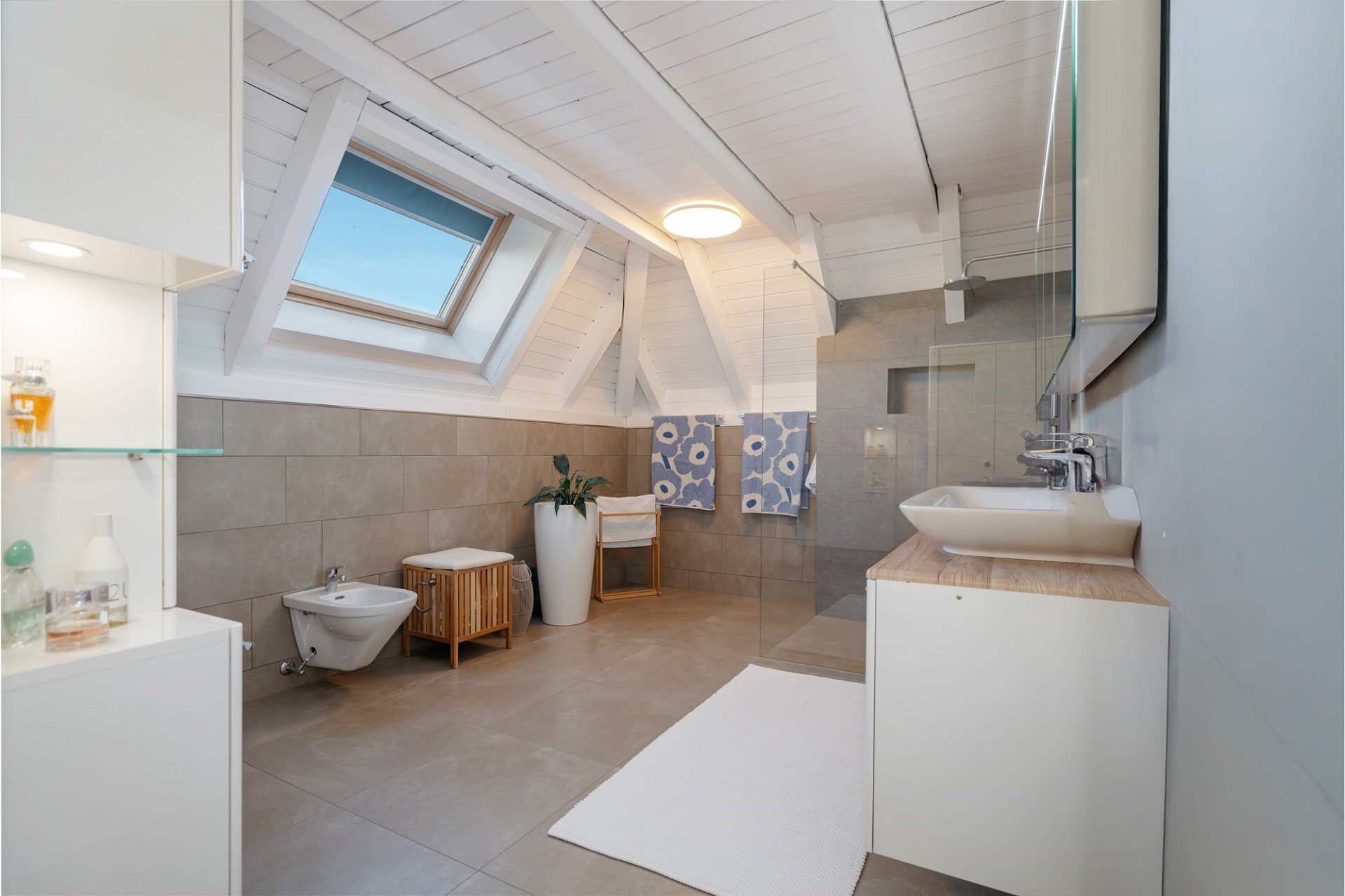 Dachgeschoss-Badezimmer mit Dachfenster