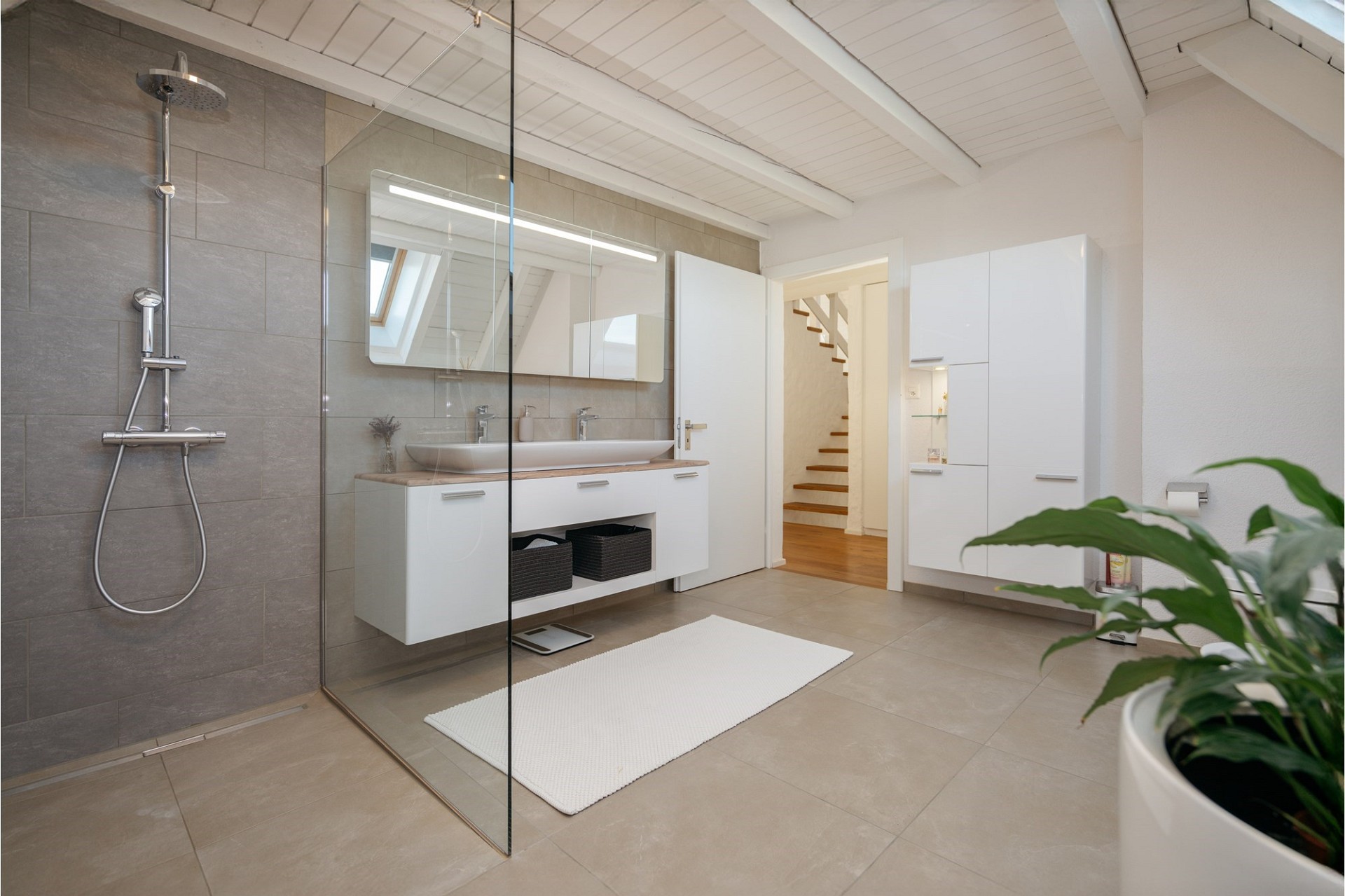 Modernes Badezimmer mit begehbarer Dusche und Dachschräge