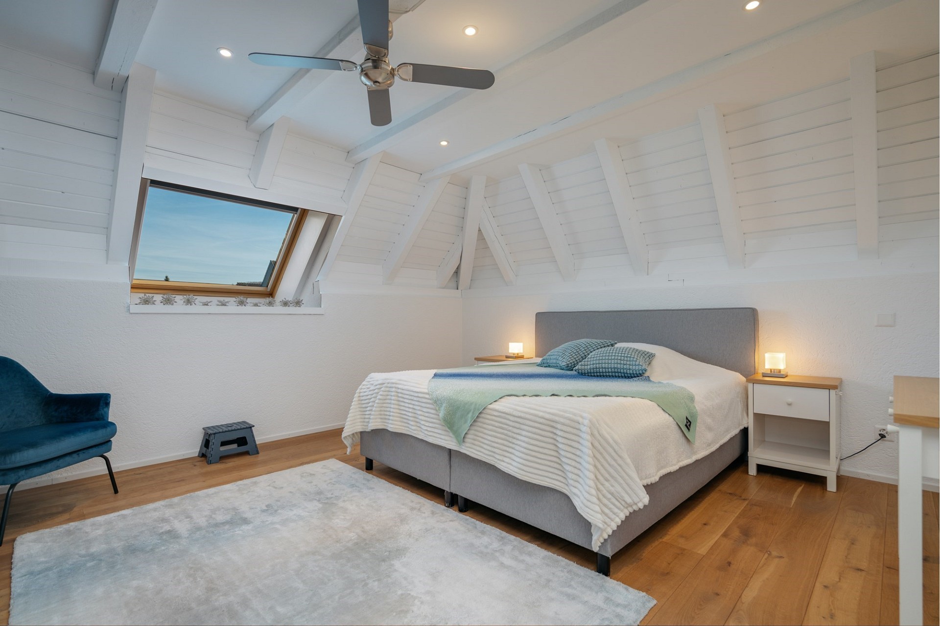 Helles Dachgeschoss-Schlafzimmer